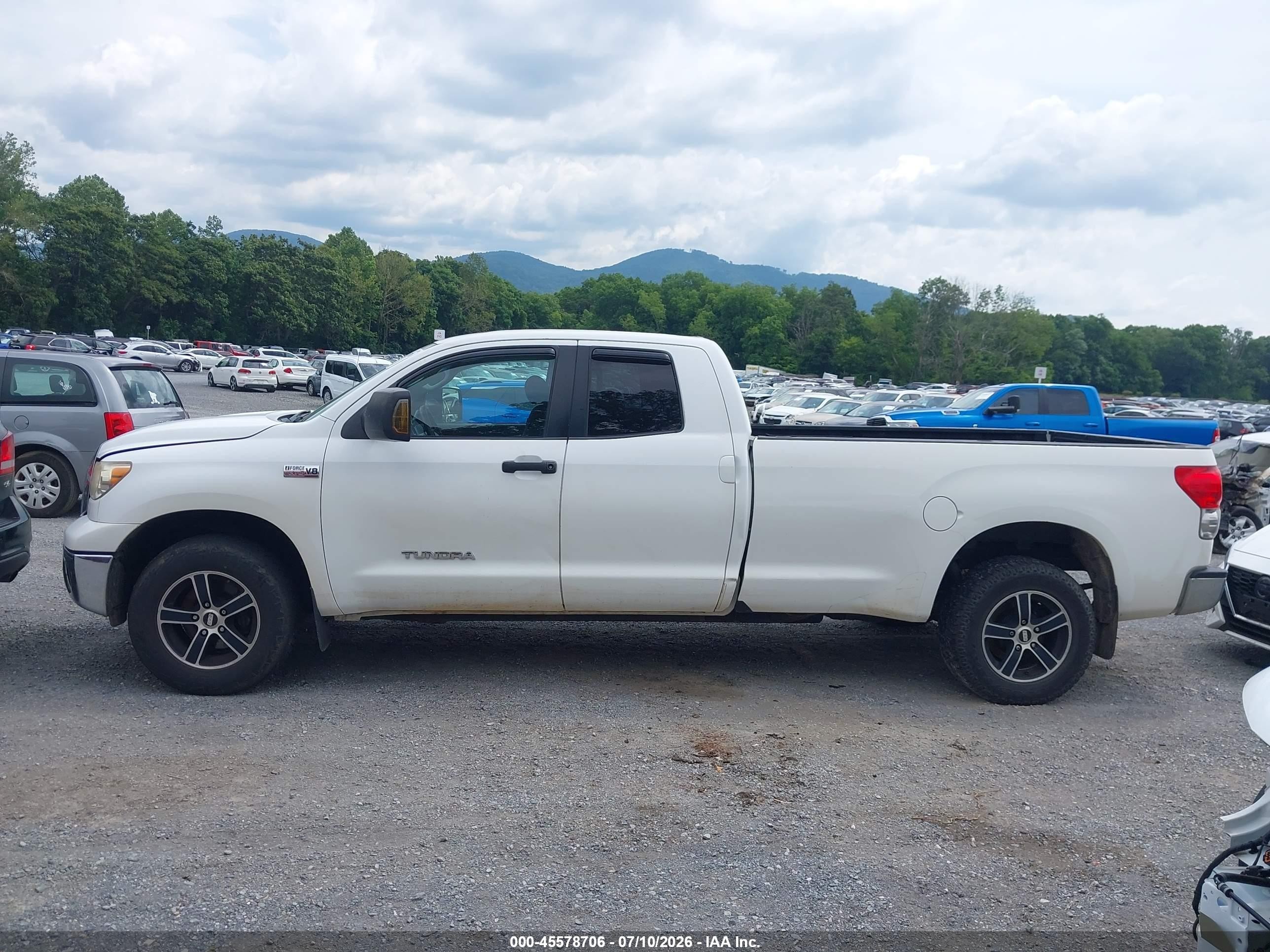 2008 Toyota Tundra Base 5.7l V8 White vin: 5TFCV54128X008277