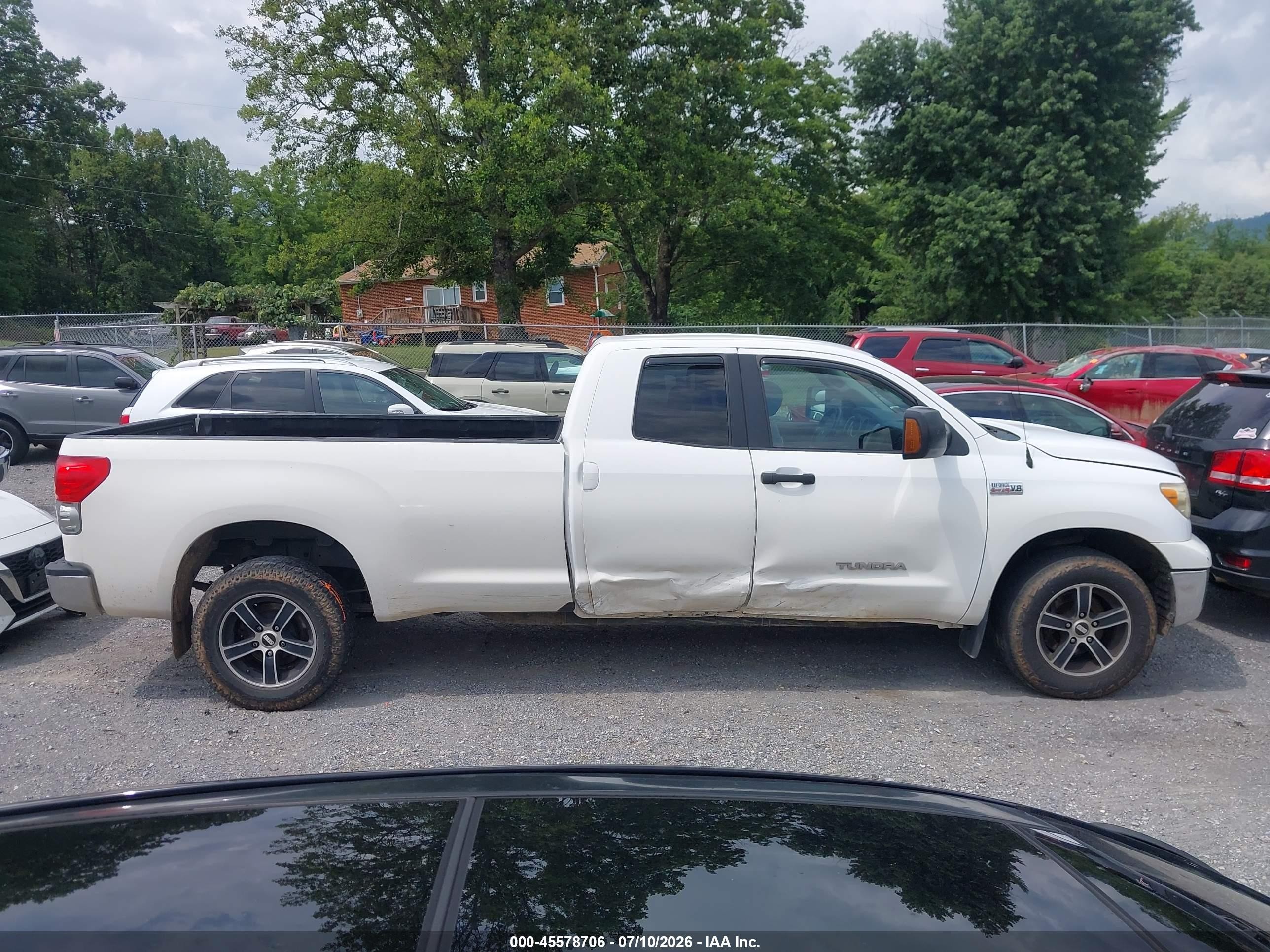 2008 Toyota Tundra Base 5.7l V8 White vin: 5TFCV54128X008277