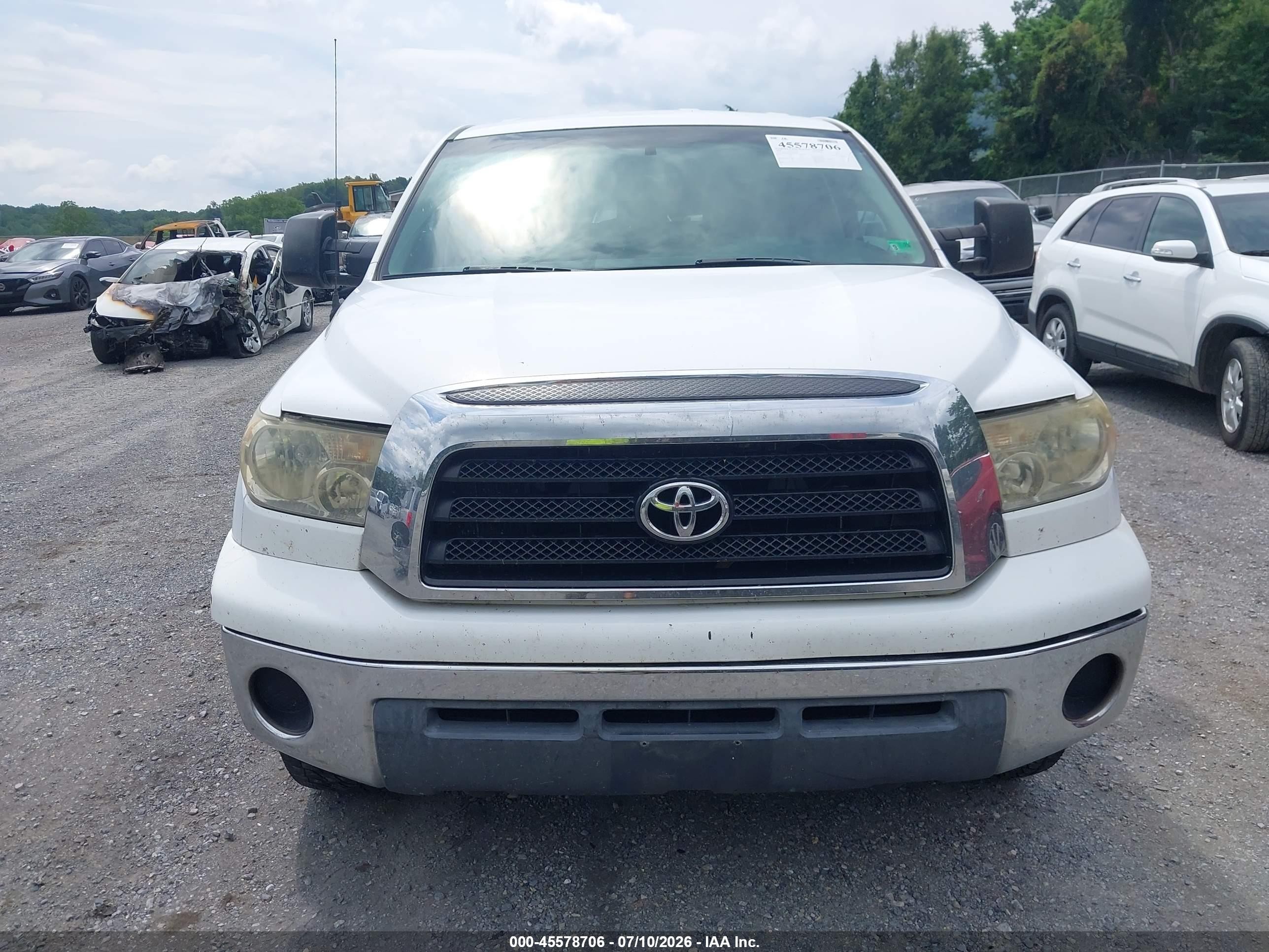 2008 Toyota Tundra Base 5.7l V8 White vin: 5TFCV54128X008277