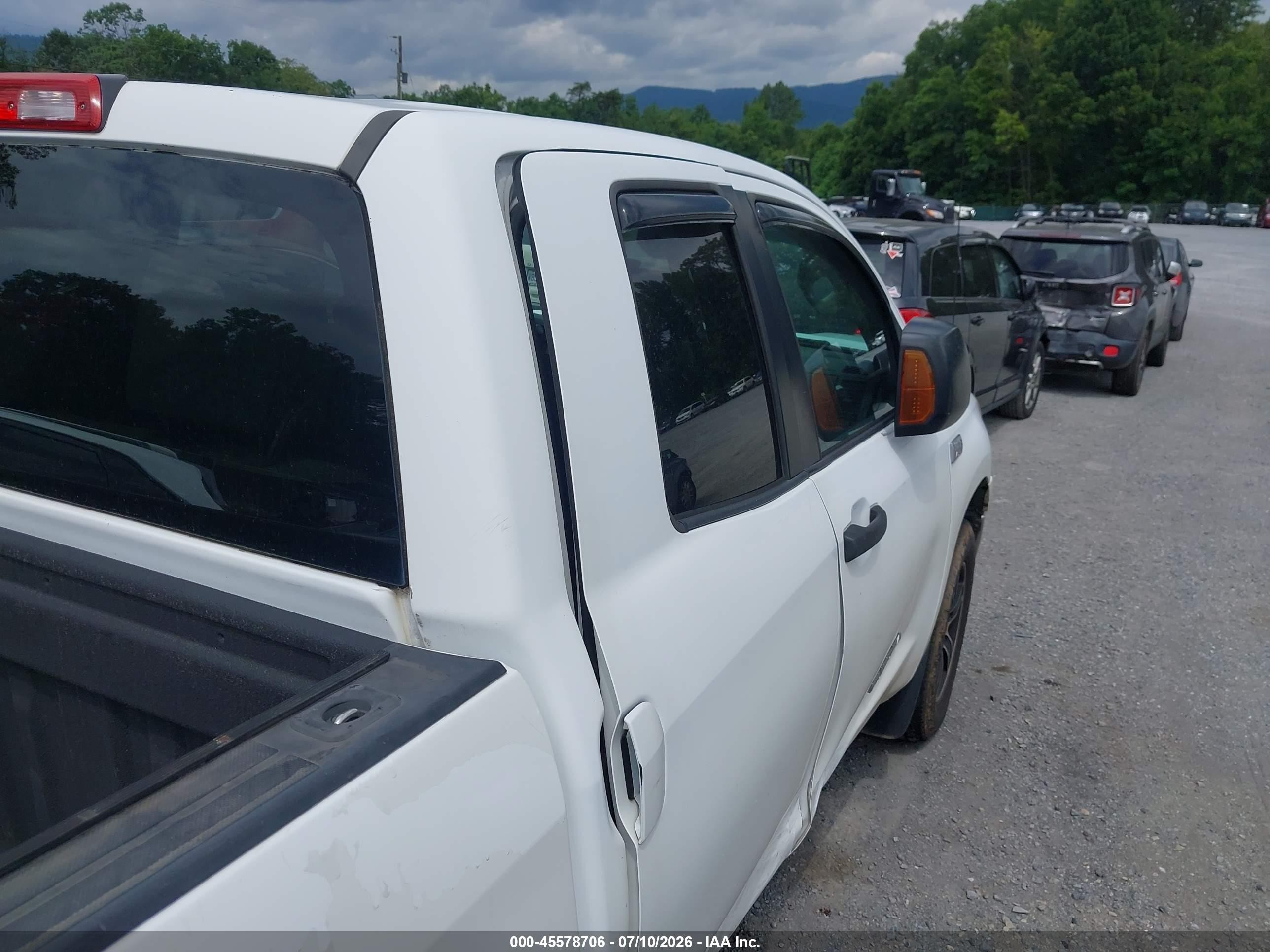 2008 Toyota Tundra Base 5.7l V8 White vin: 5TFCV54128X008277