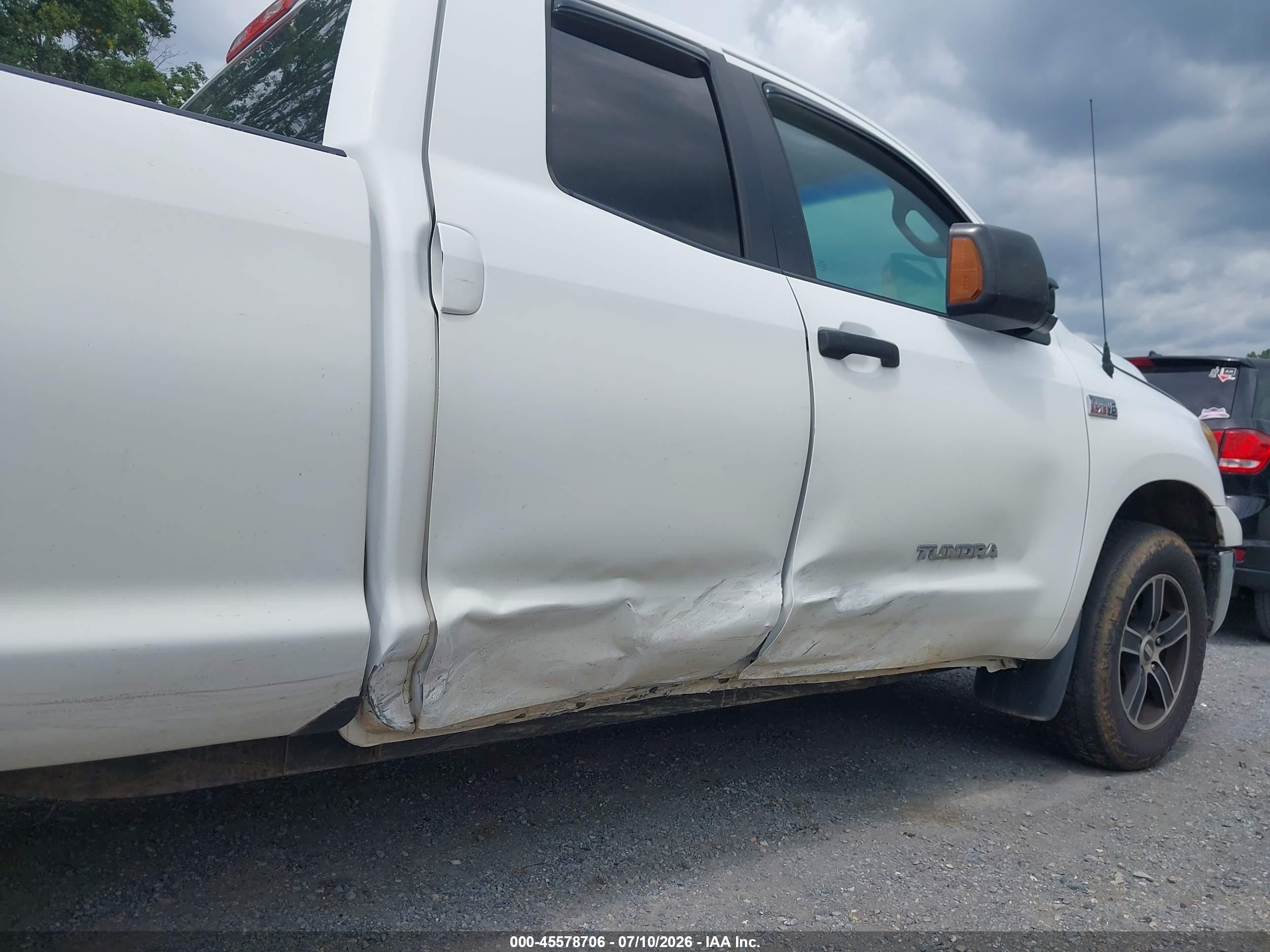 2008 Toyota Tundra Base 5.7l V8 White vin: 5TFCV54128X008277