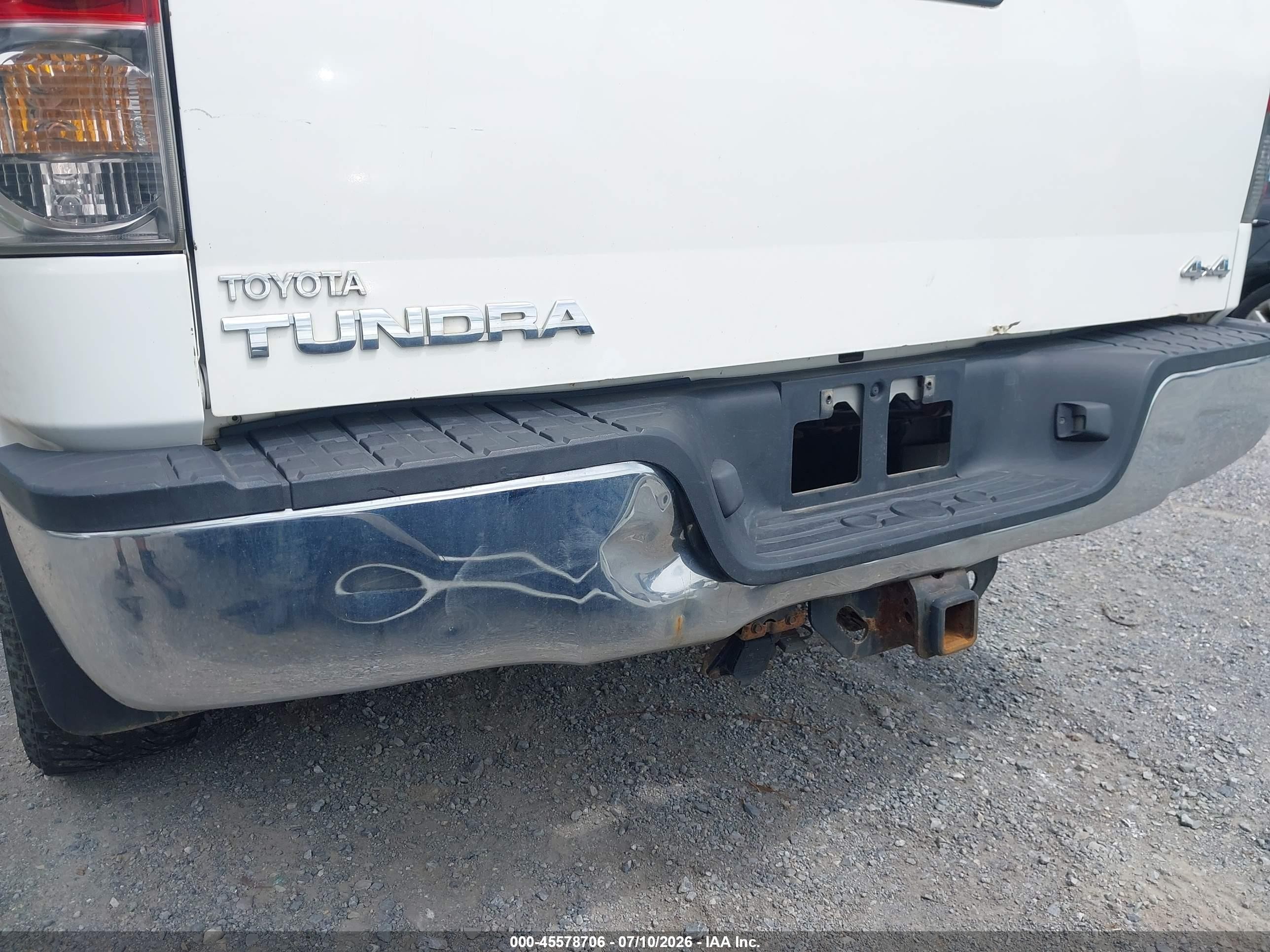2008 Toyota Tundra Base 5.7l V8 White vin: 5TFCV54128X008277