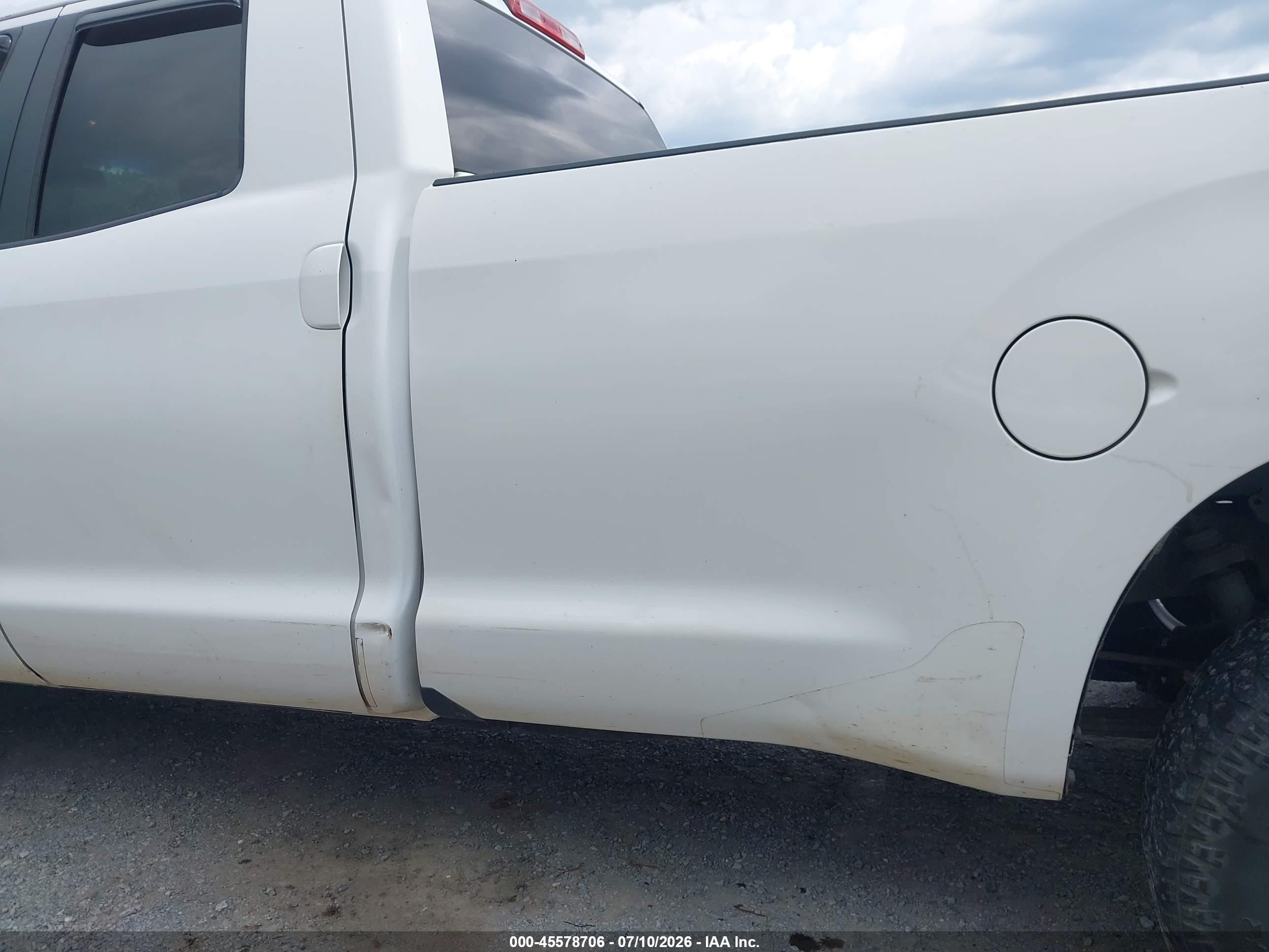 2008 Toyota Tundra Base 5.7l V8 White vin: 5TFCV54128X008277