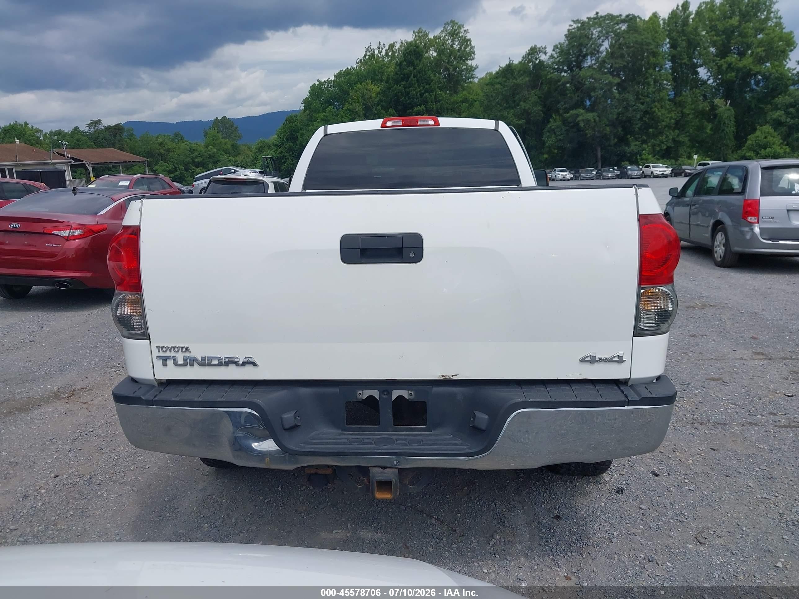 2008 Toyota Tundra Base 5.7l V8 White vin: 5TFCV54128X008277