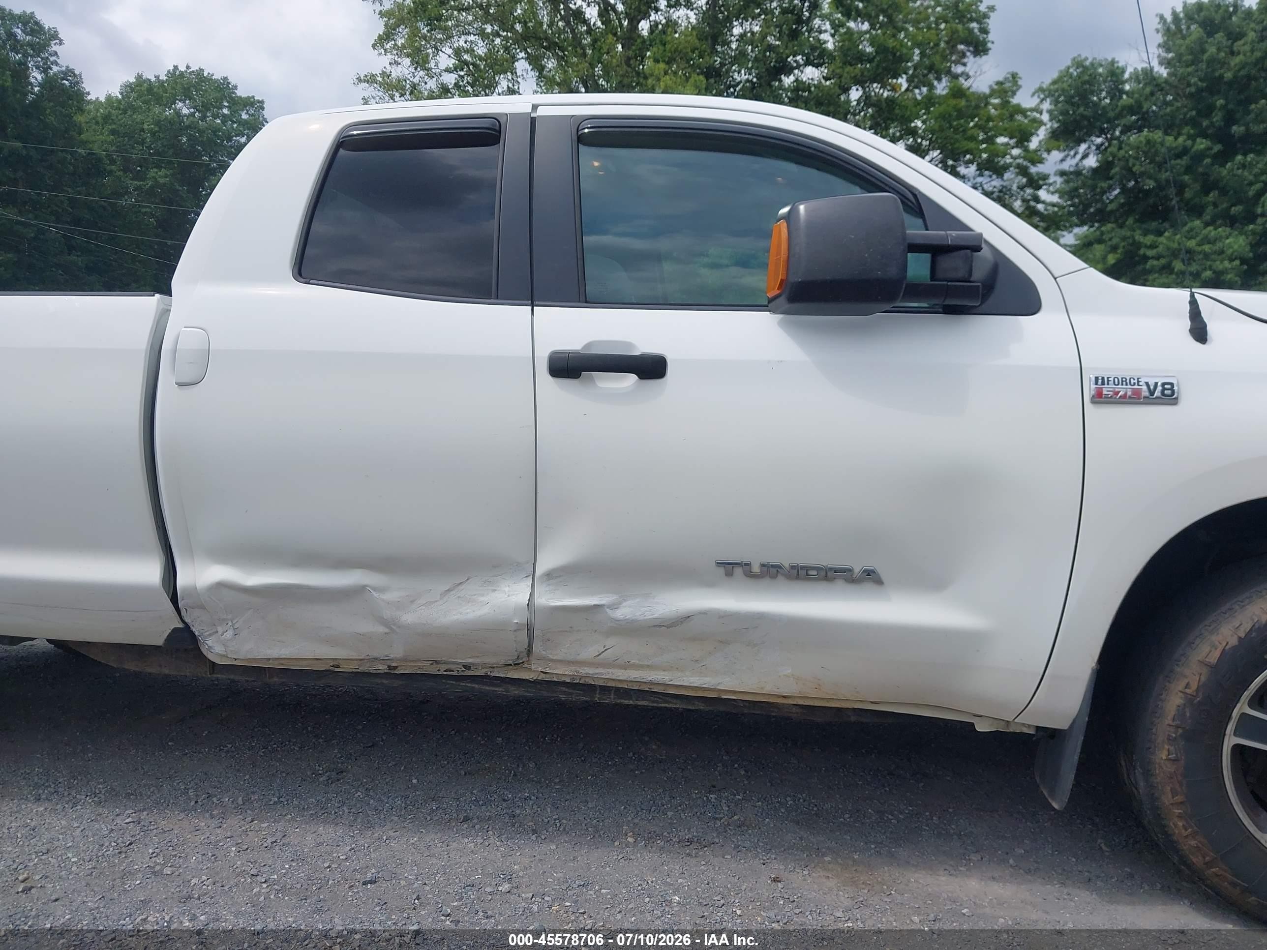 2008 Toyota Tundra Base 5.7l V8 White vin: 5TFCV54128X008277