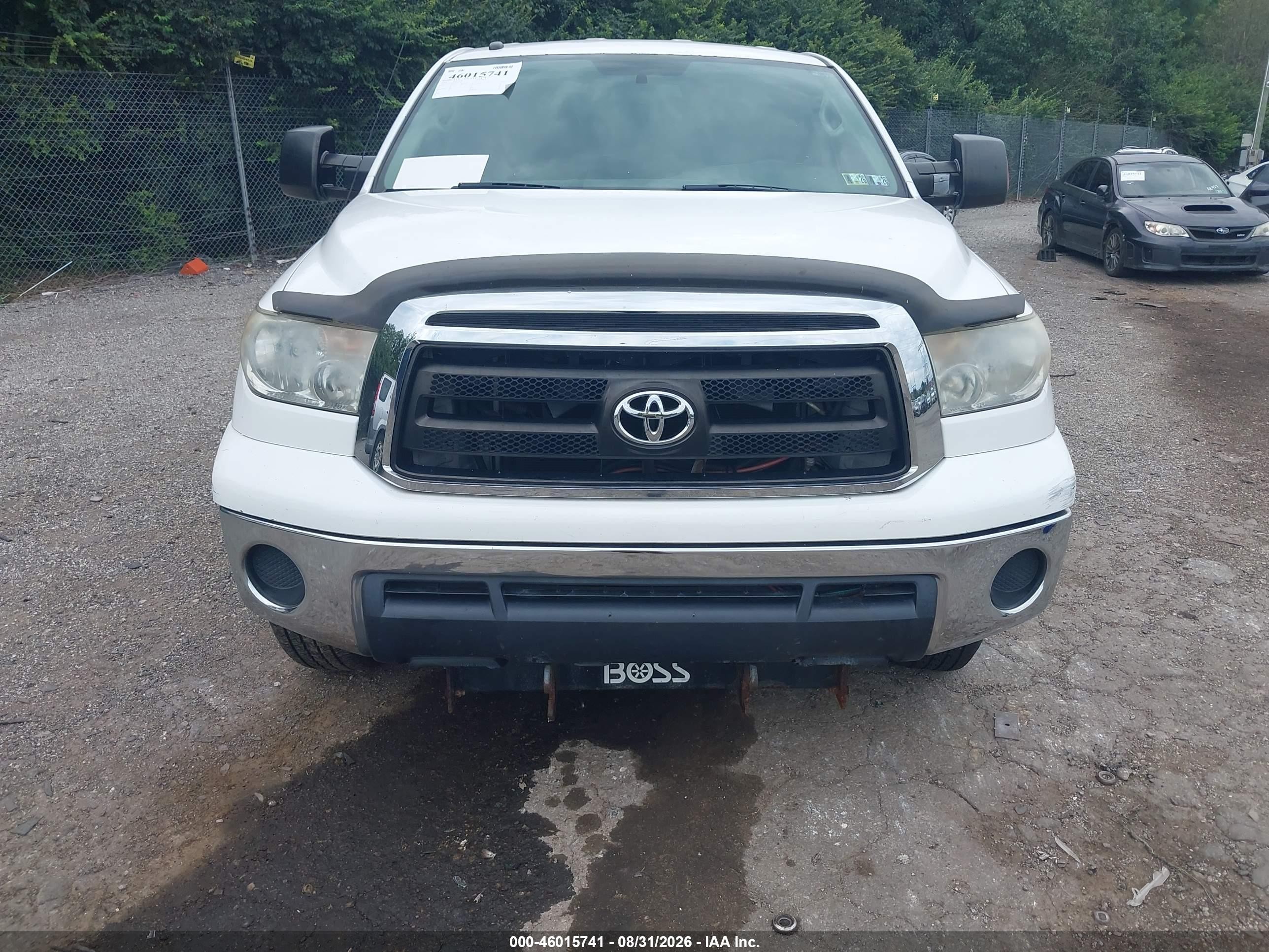 2012 Toyota Tundra Grade 5.7l V8 White vin: 5TFCY5F18CX013755