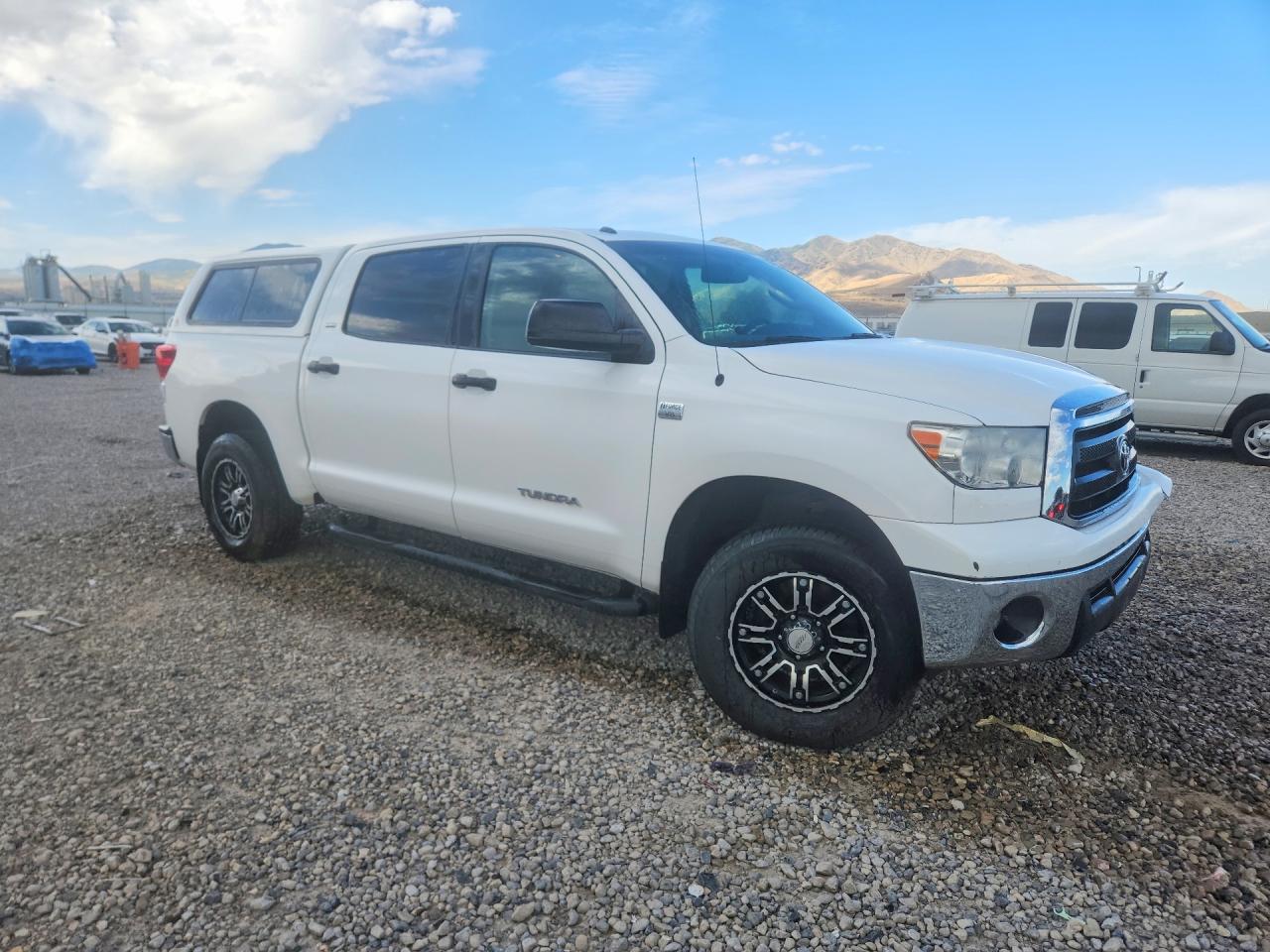 2010 Toyota Tundra Crewmax Sr5 Белый vin: 5TFDM5F17AX001139