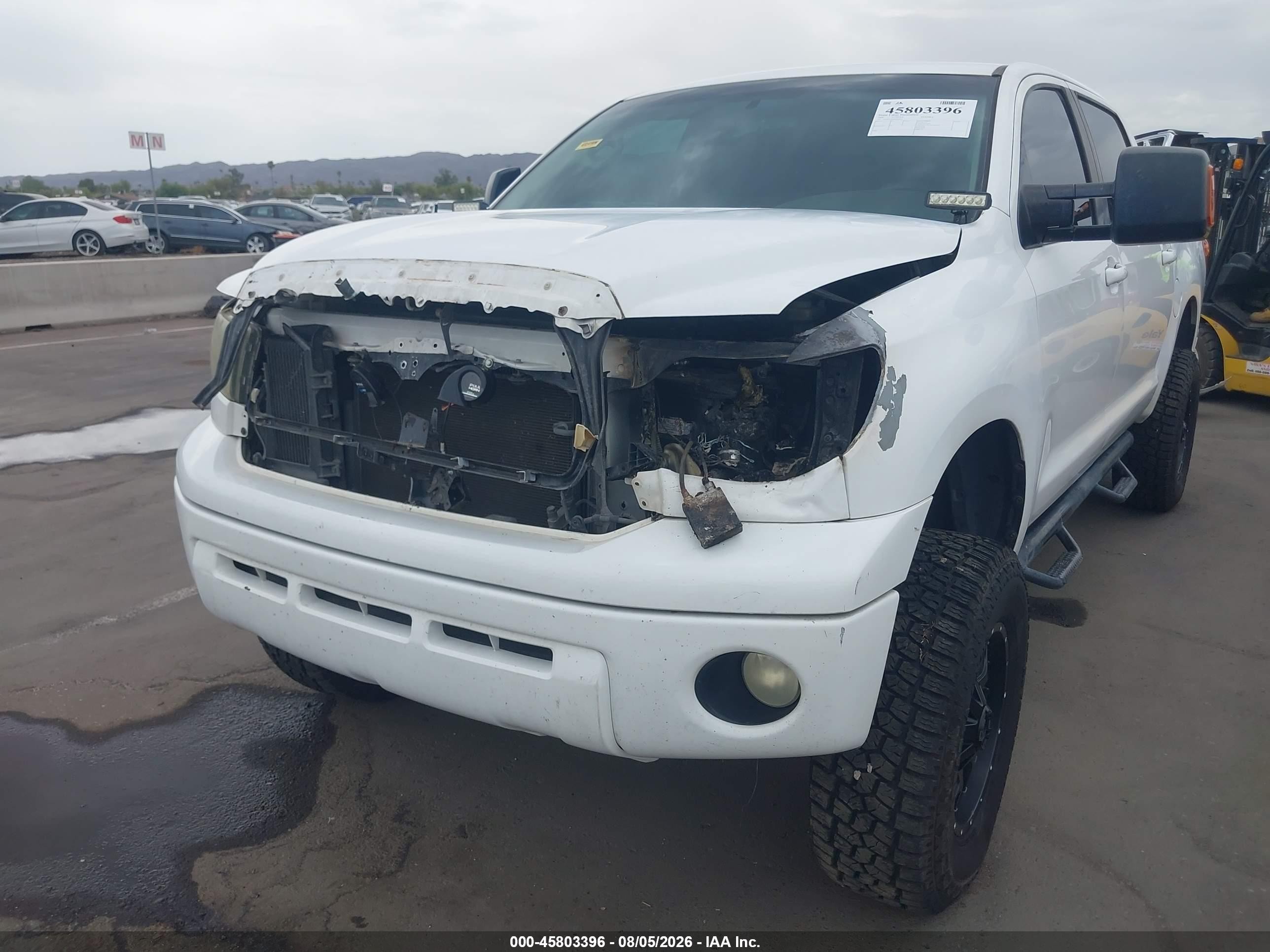 2008 Toyota Tundra Sr5 5.7l V8 White vin: 5TFDV54108X056655