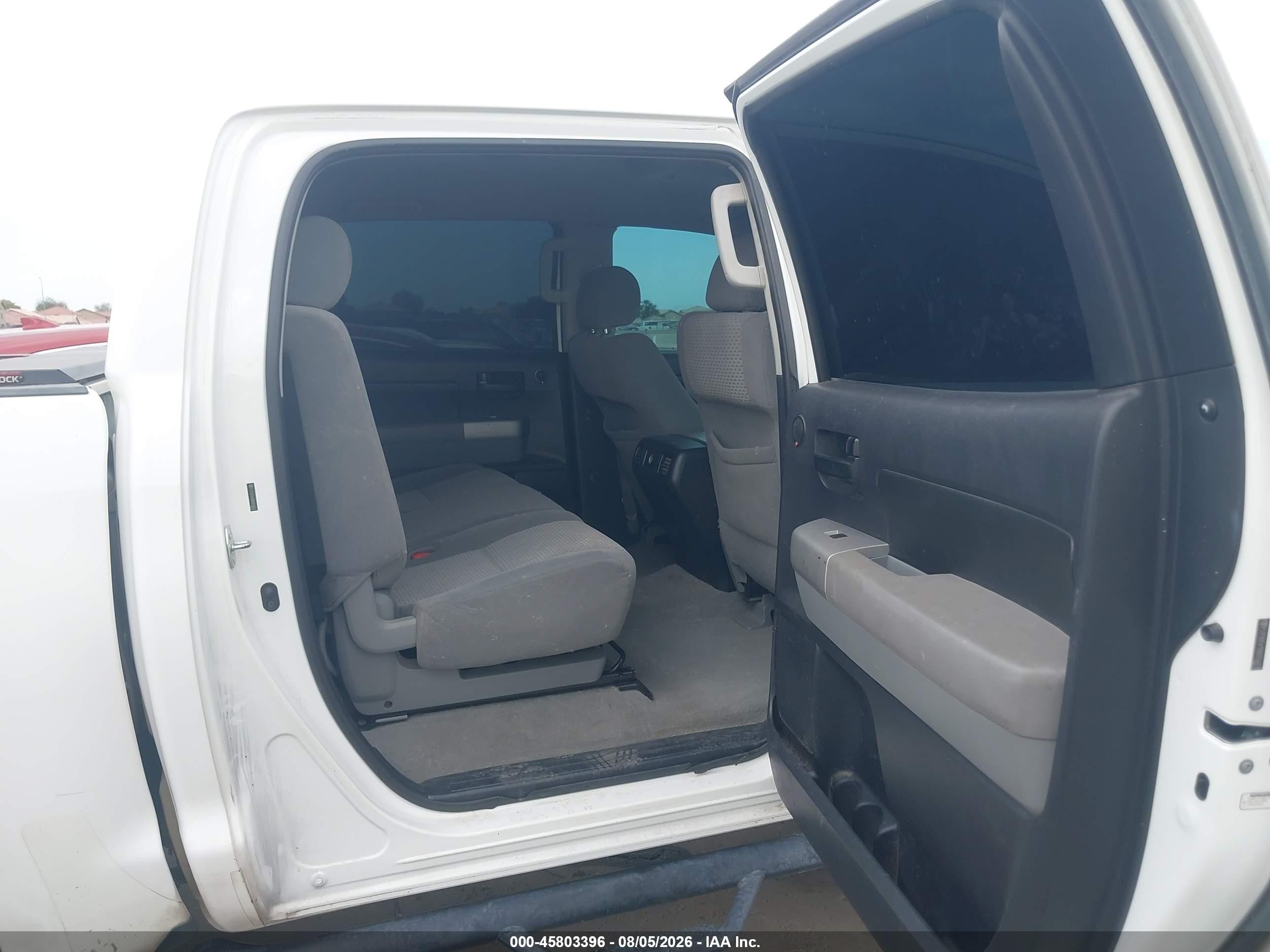 2008 Toyota Tundra Sr5 5.7l V8 White vin: 5TFDV54108X056655