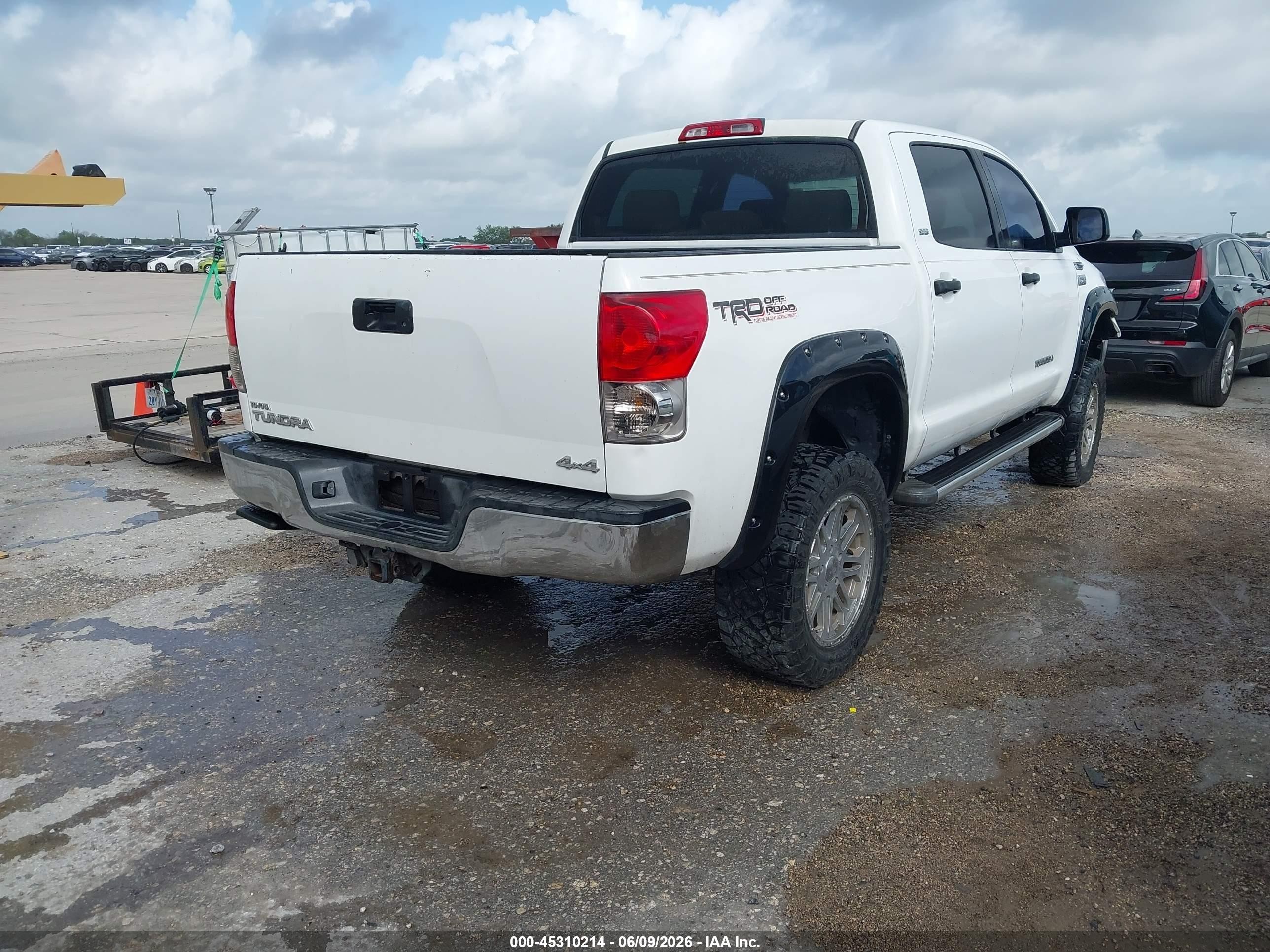 2008 Toyota Tundra Sr5 5.7l V8 White vin: 5TFDV54138X070159