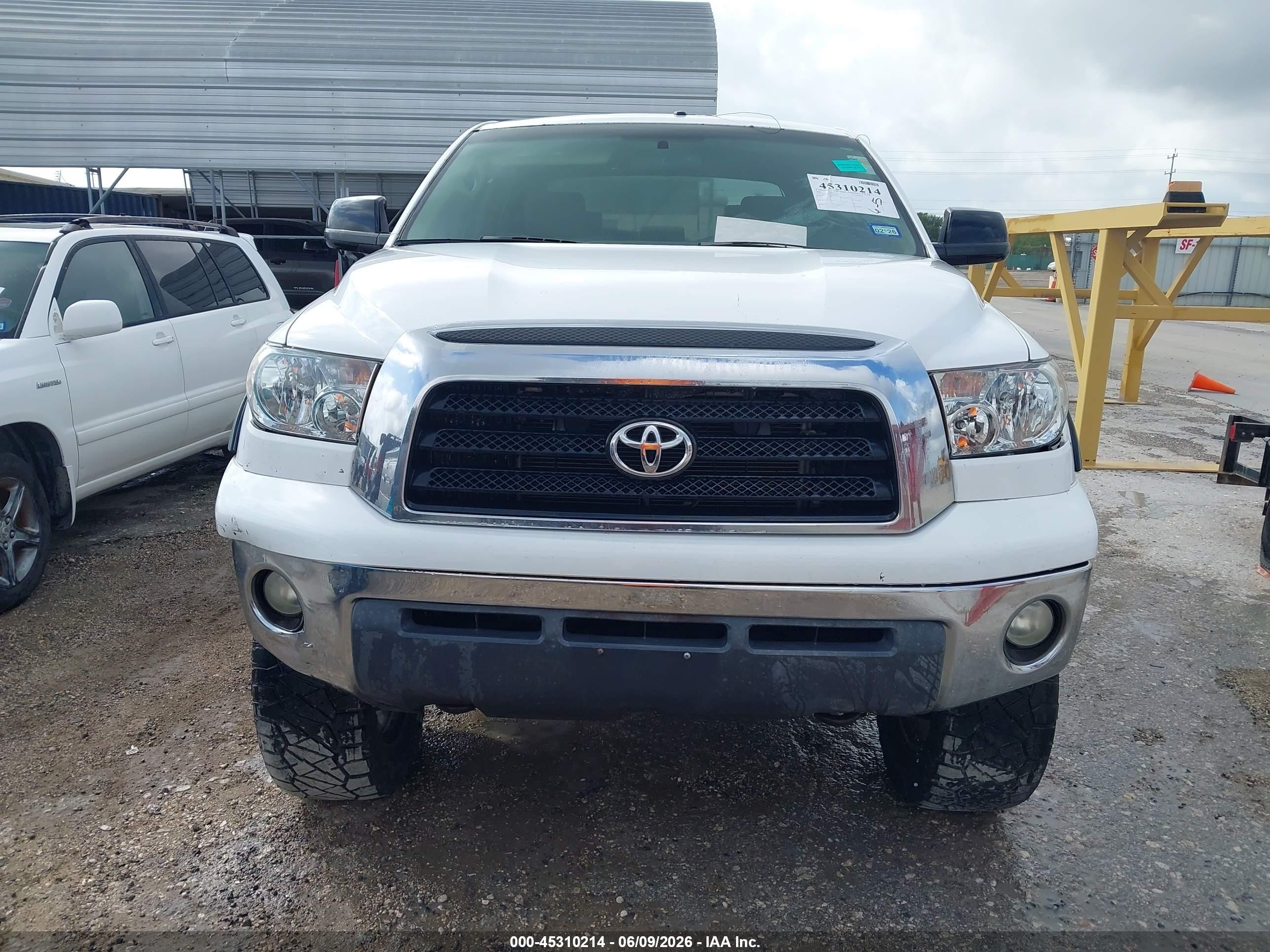 2008 Toyota Tundra Sr5 5.7l V8 White vin: 5TFDV54138X070159
