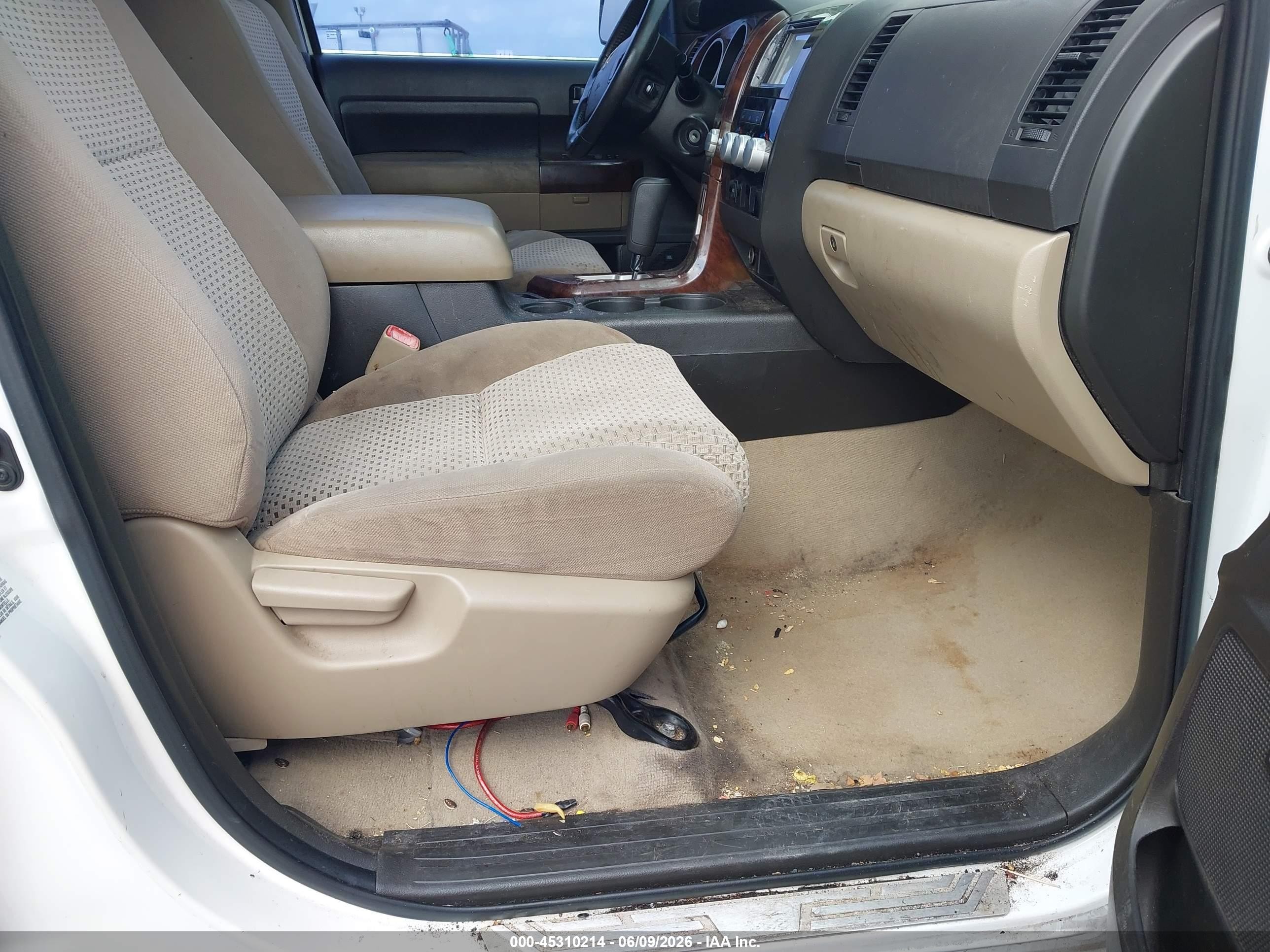 2008 Toyota Tundra Sr5 5.7l V8 White vin: 5TFDV54138X070159