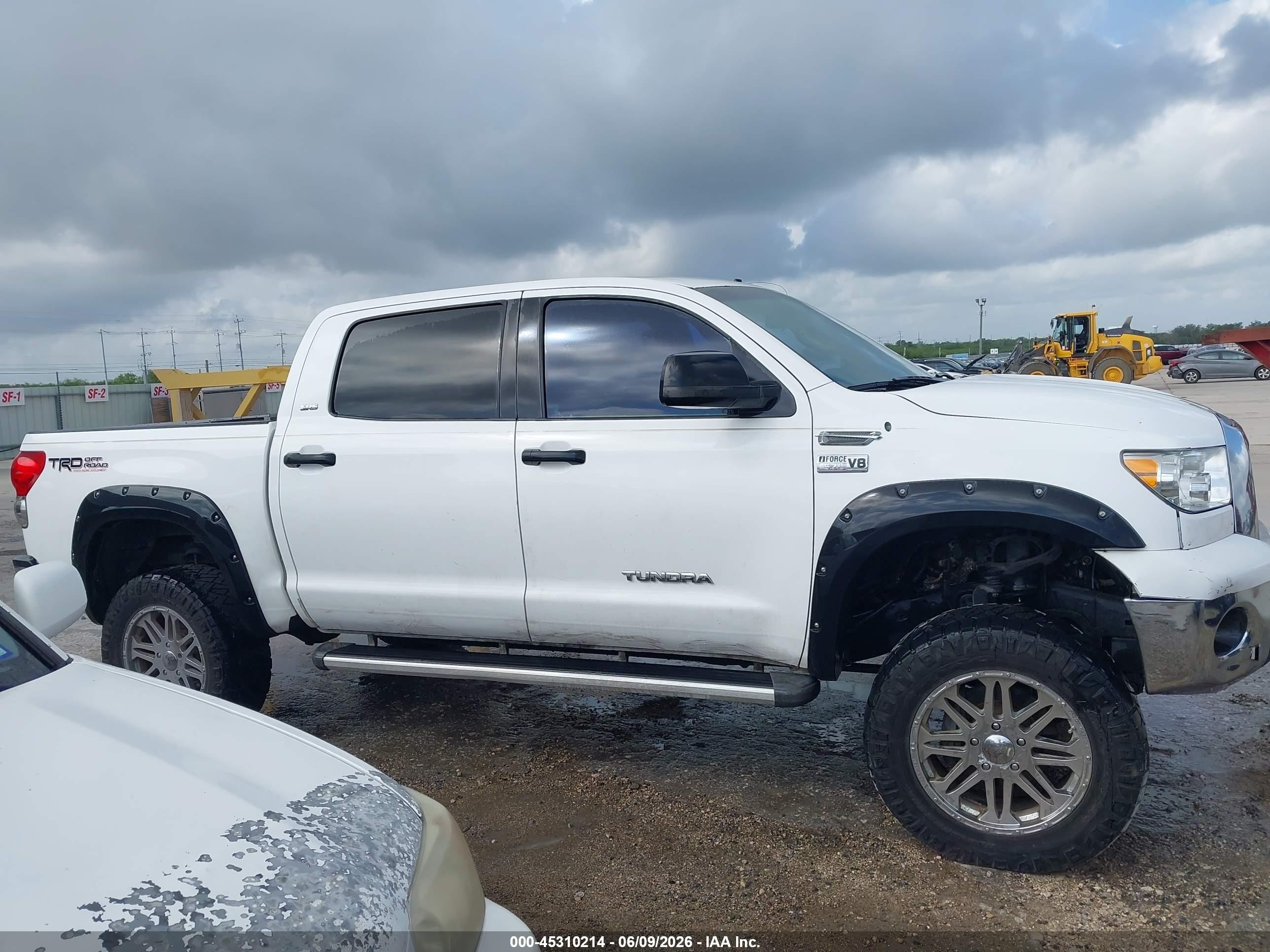 2008 Toyota Tundra Sr5 5.7l V8 White vin: 5TFDV54138X070159
