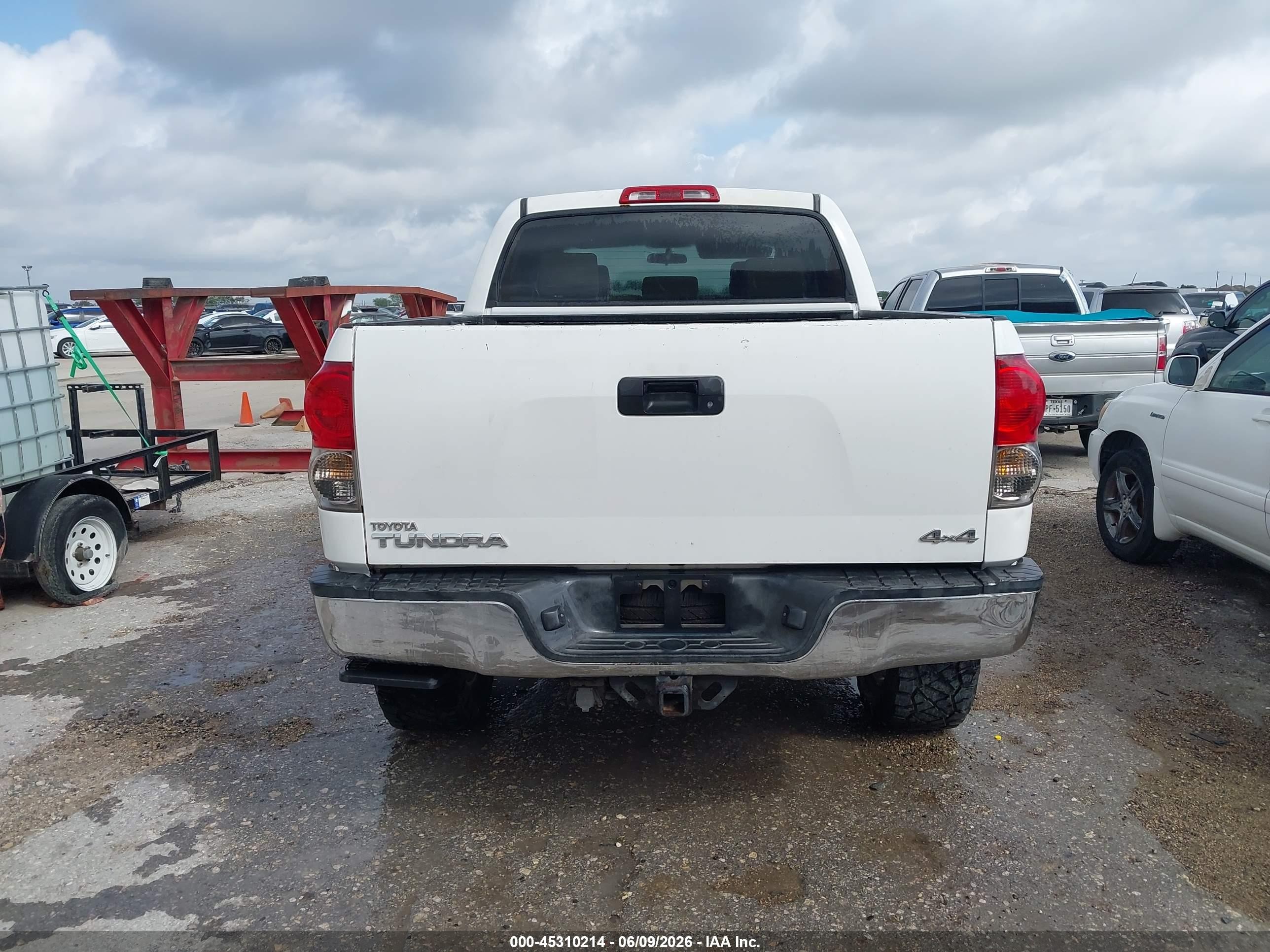 2008 Toyota Tundra Sr5 5.7l V8 White vin: 5TFDV54138X070159