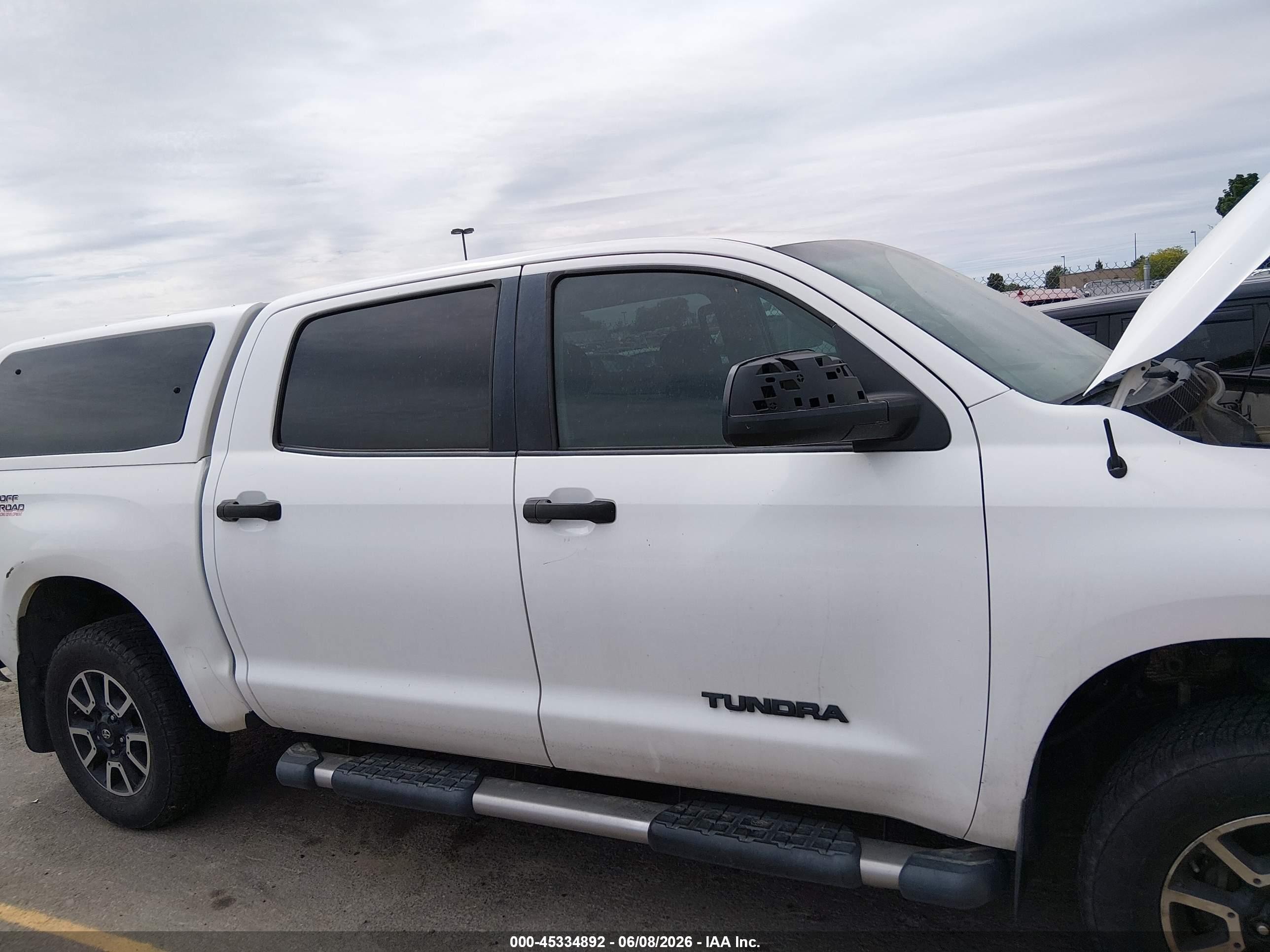 2008 Toyota Tundra Sr5 5.7l V8 White vin: 5TFDV54148X044895