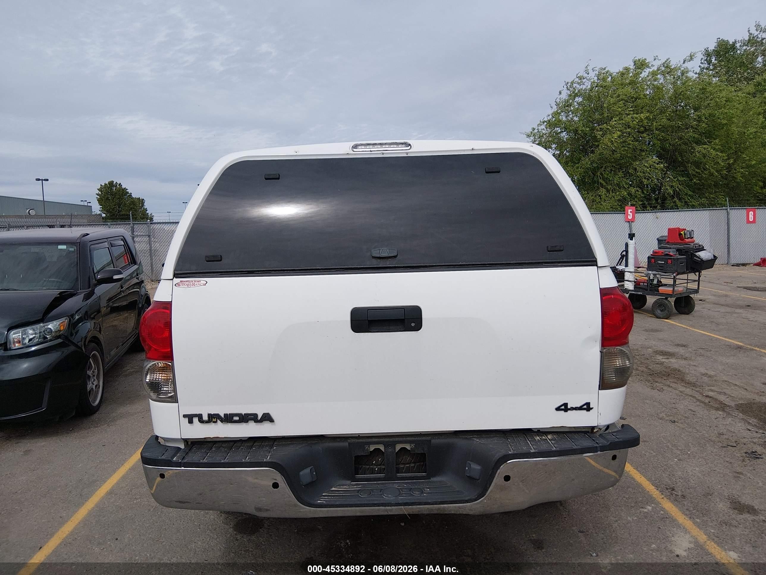 2008 Toyota Tundra Sr5 5.7l V8 White vin: 5TFDV54148X044895