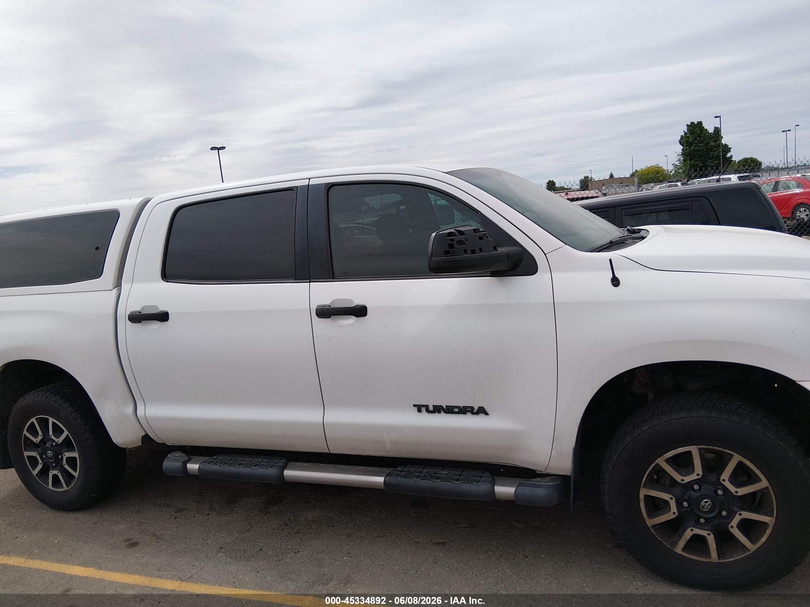 2008 Toyota Tundra Sr5 5.7l V8 White vin: 5TFDV54148X044895