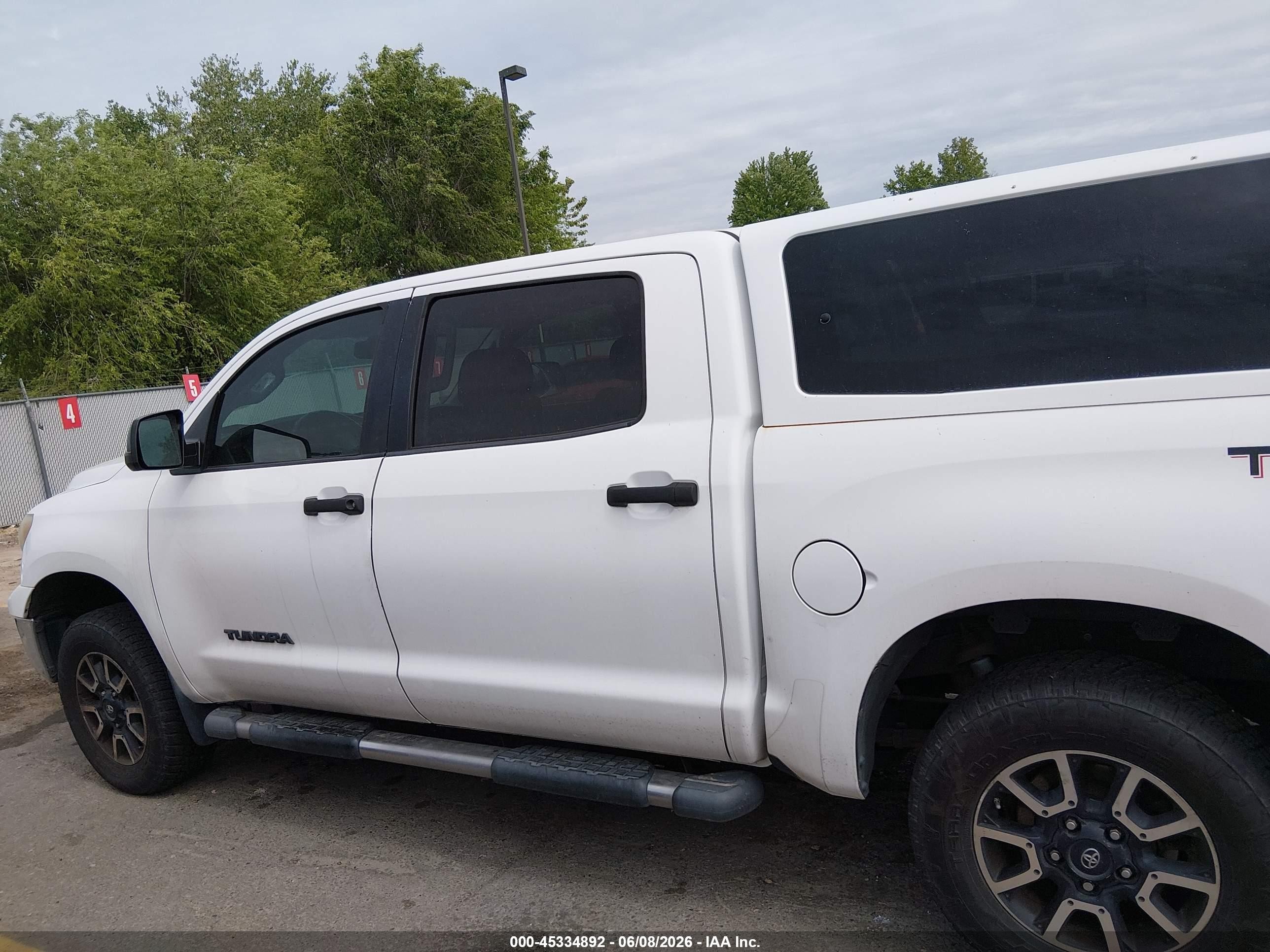2008 Toyota Tundra Sr5 5.7l V8 White vin: 5TFDV54148X044895