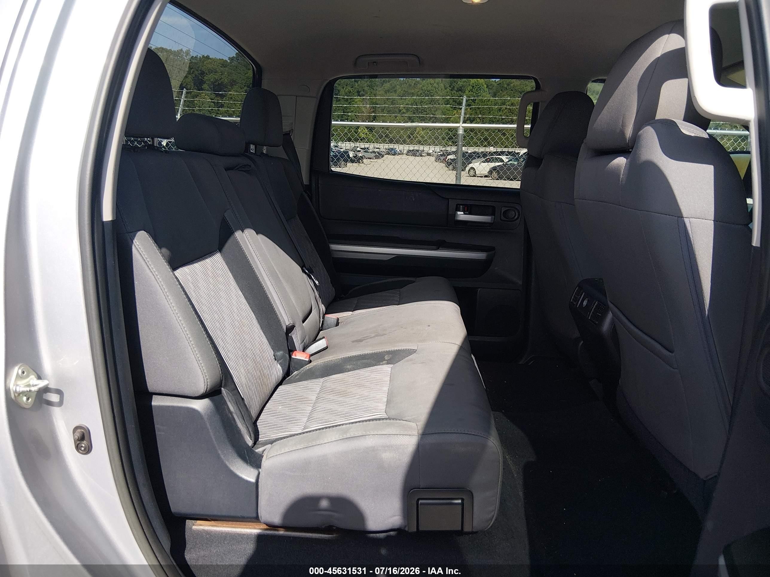 2014 Toyota Tundra Sr5 5.7l V8 Silver vin: 5TFDW5F12EX402341