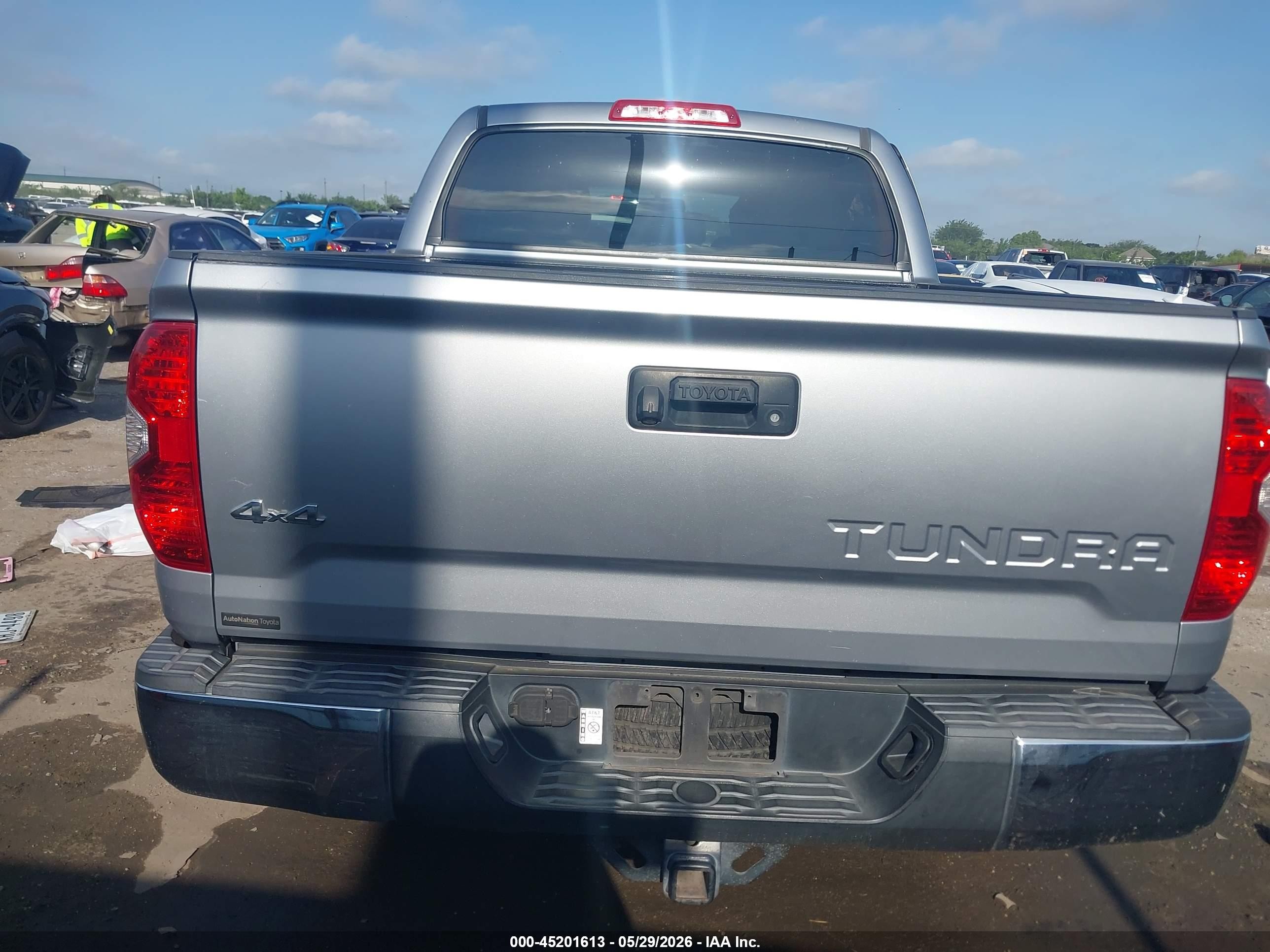 2014 Toyota Tundra Sr5 5.7l V8 Silver vin: 5TFDW5F13EX388109