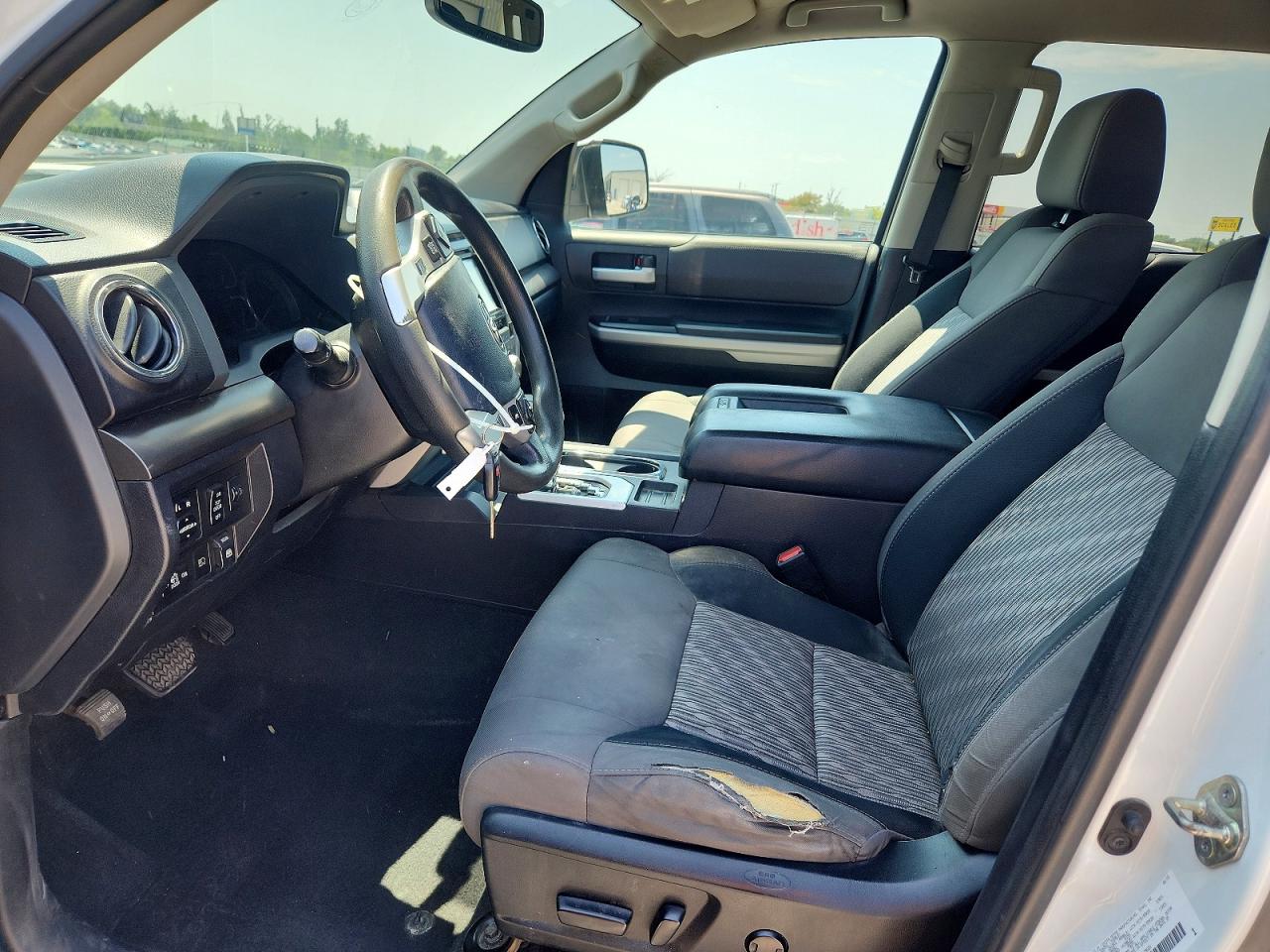 2018 Toyota Tundra Crewmax Sr5 White vin: 5TFDW5F13JX766908