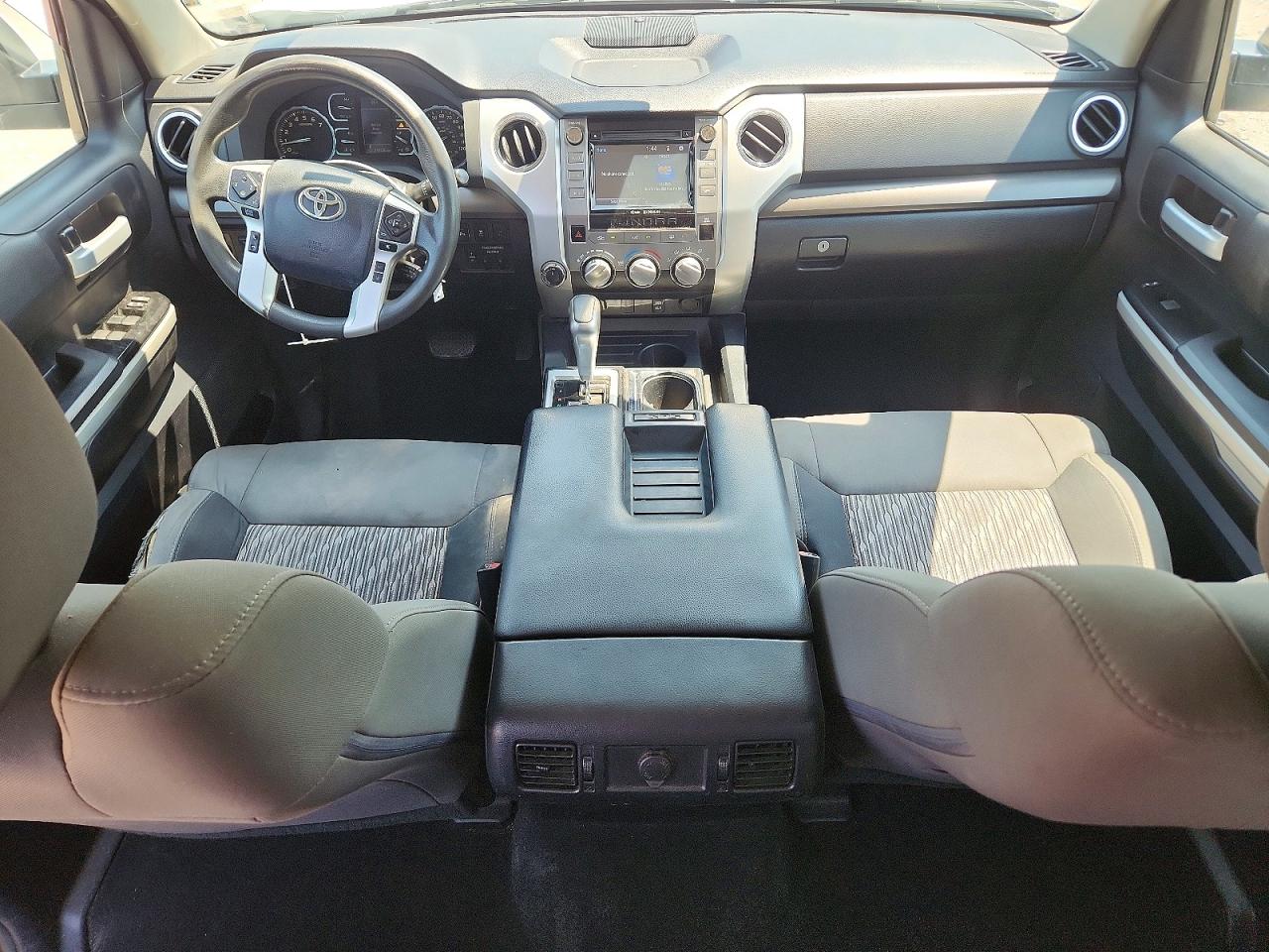 2018 Toyota Tundra Crewmax Sr5 White vin: 5TFDW5F13JX766908