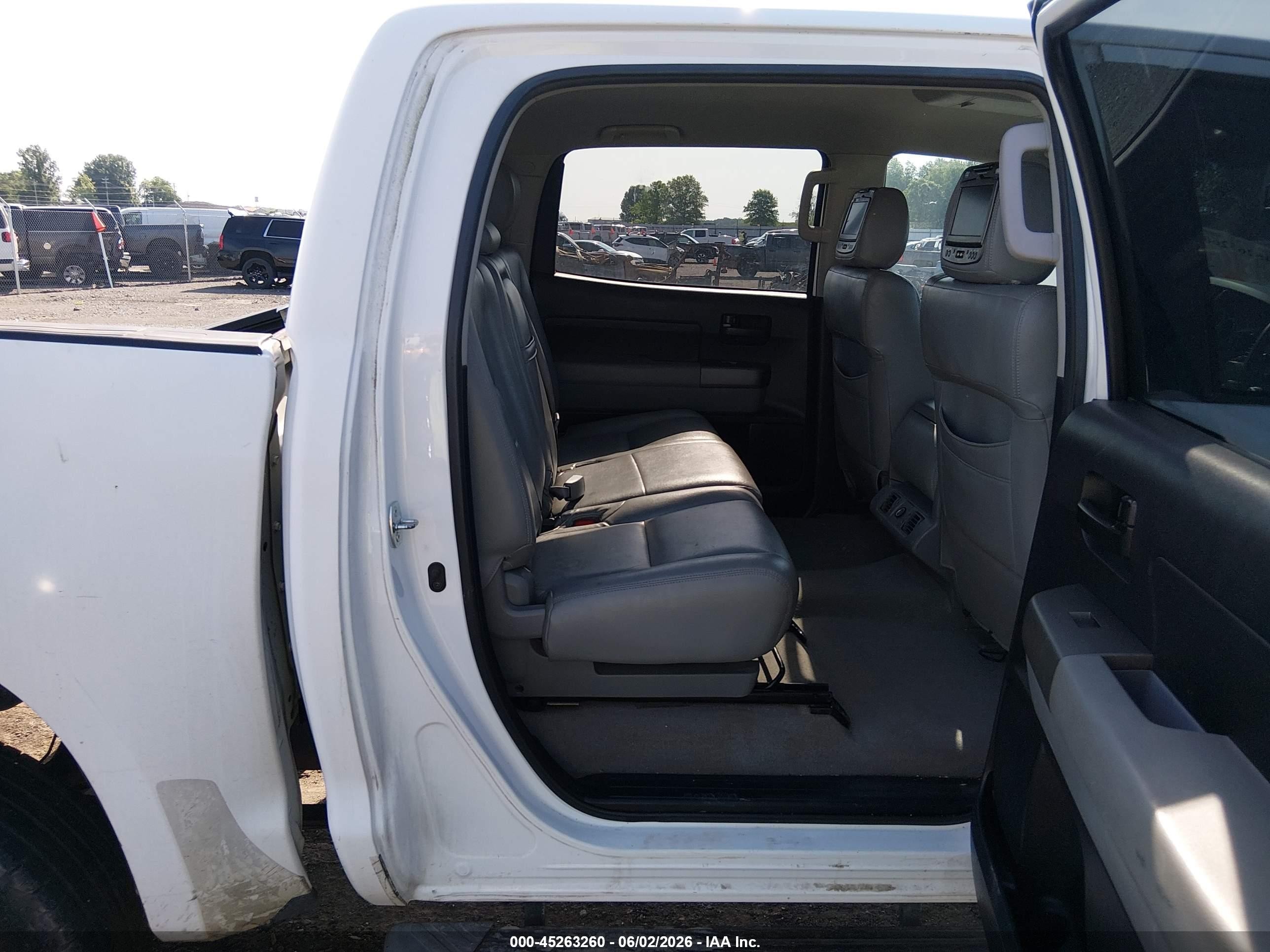 2011 Toyota Tundra Grade 5.7l V8 White vin: 5TFDW5F14BX163970