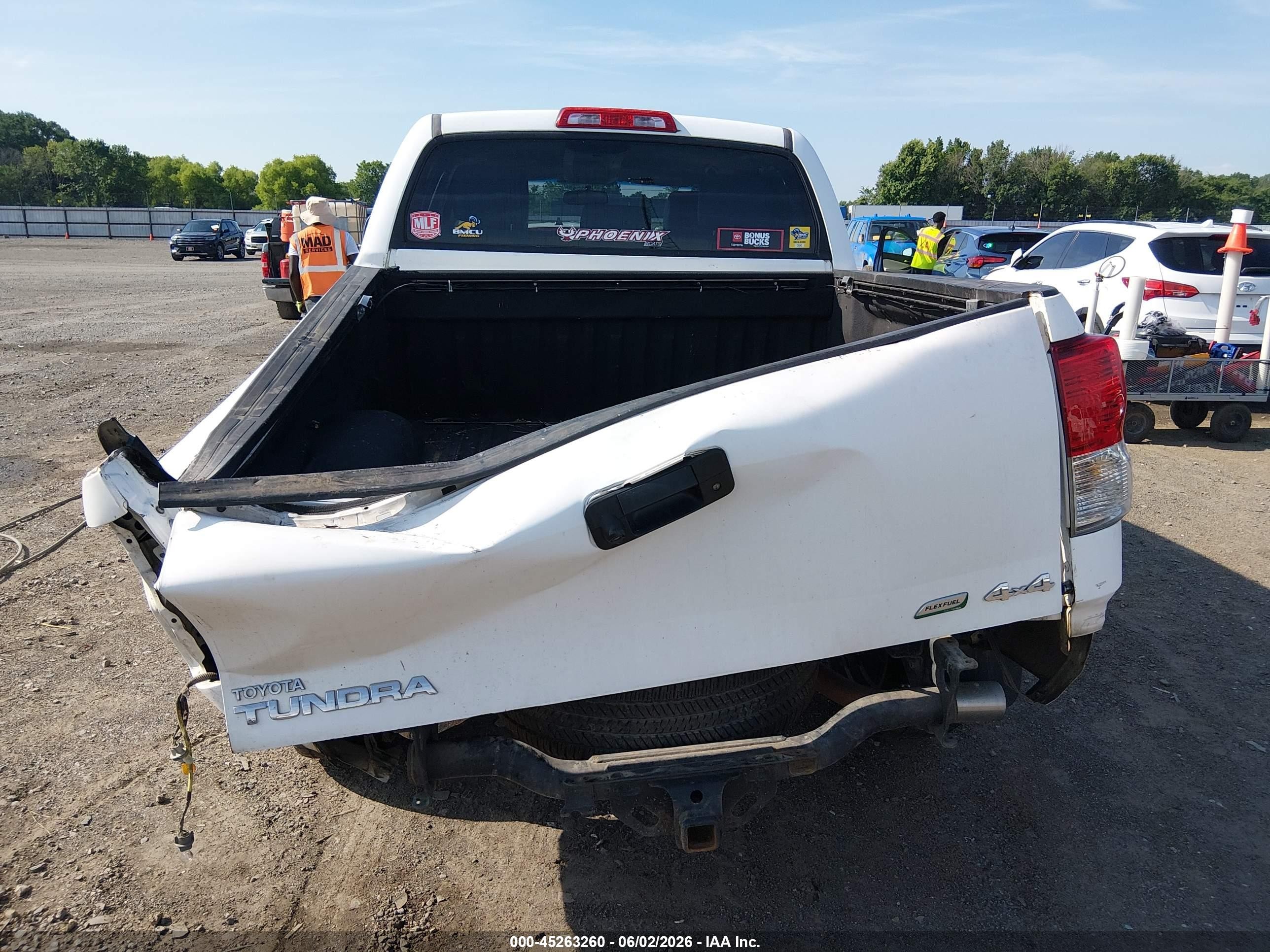 2011 Toyota Tundra Grade 5.7l V8 White vin: 5TFDW5F14BX163970