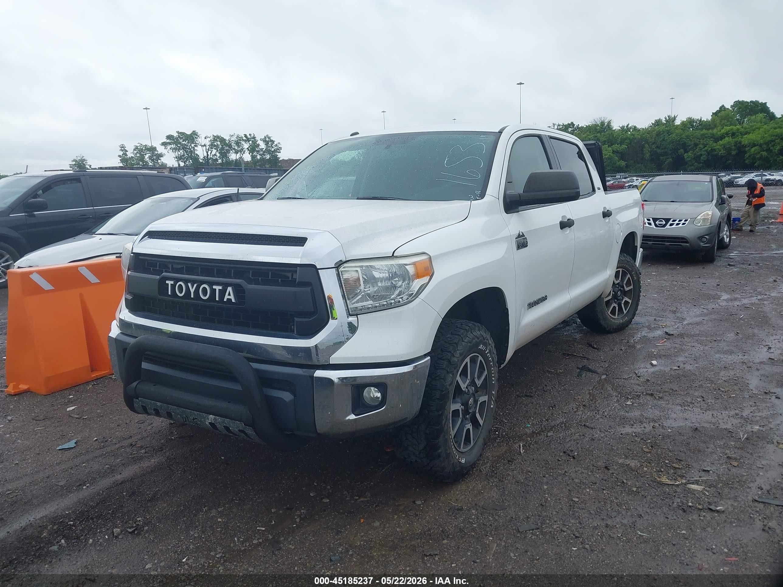 2014 Toyota Tundra Sr5 5.7l V8 White vin: 5TFDW5F15EX401653