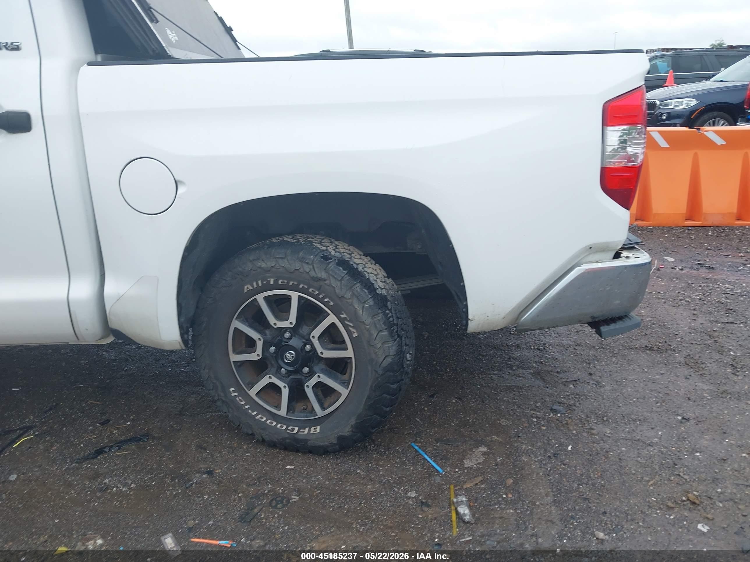 2014 Toyota Tundra Sr5 5.7l V8 White vin: 5TFDW5F15EX401653