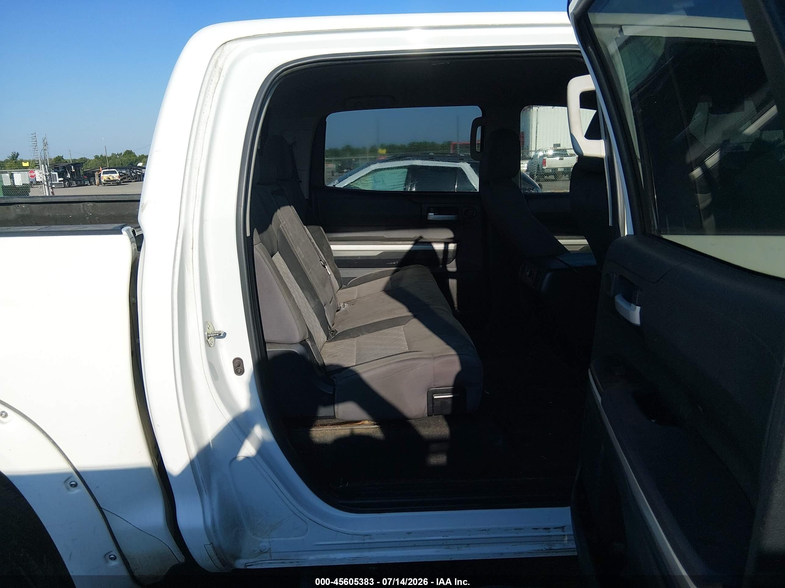 2015 Toyota Tundra Sr5 5.7l V8 White vin: 5TFDW5F17FX470779