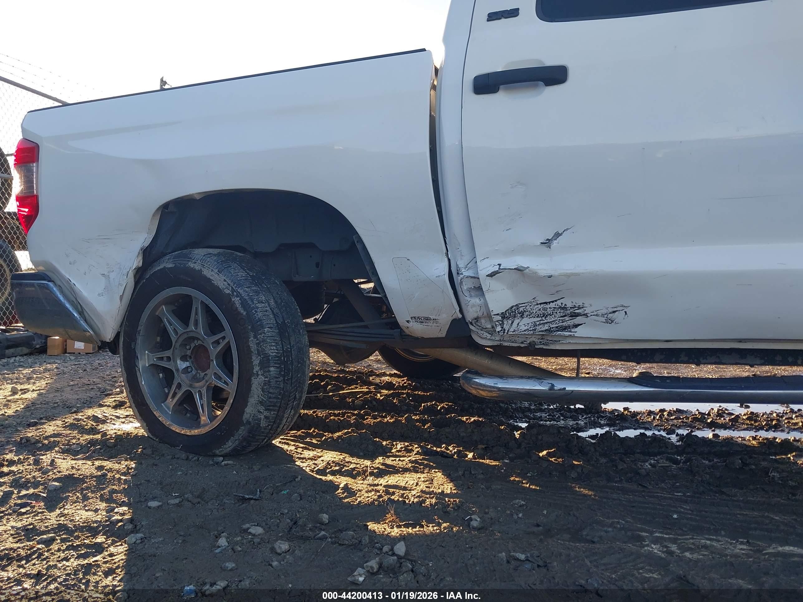 2017 Toyota Tundra Sr5 5.7l V8 White vin: 5TFDW5F17HX590827