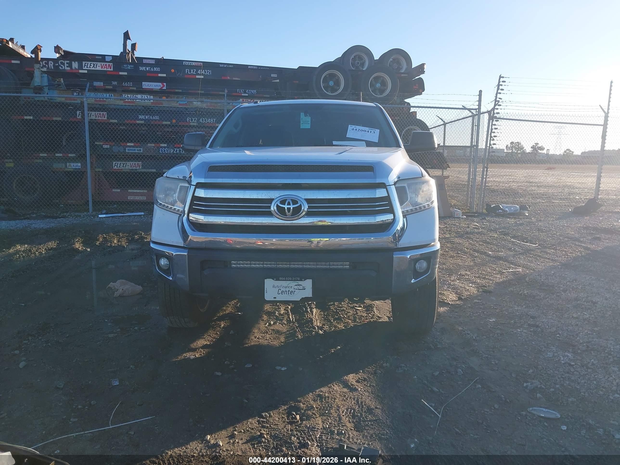 2017 Toyota Tundra Sr5 5.7l V8 White vin: 5TFDW5F17HX590827