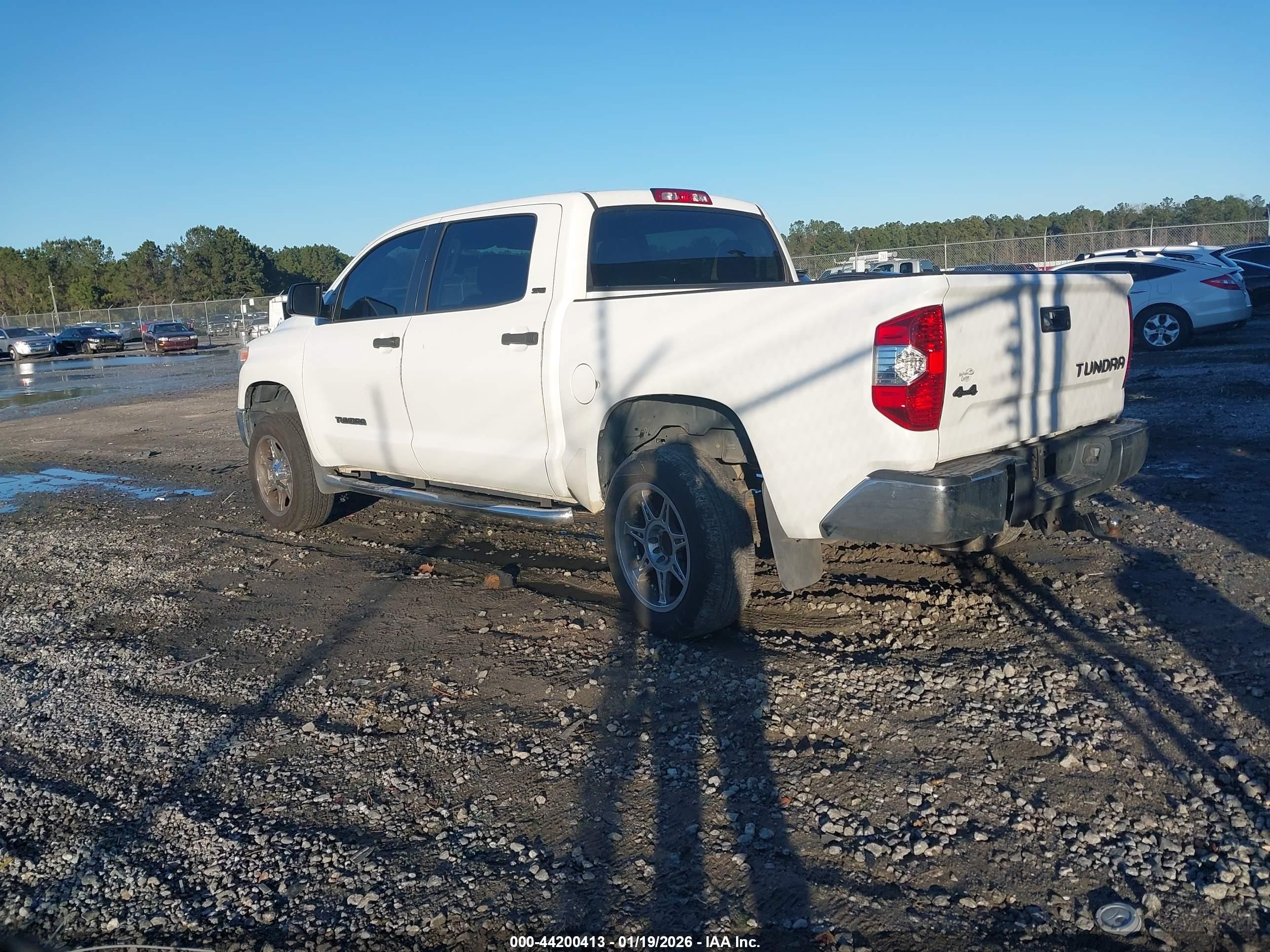 2017 Toyota Tundra Sr5 5.7l V8 White vin: 5TFDW5F17HX590827