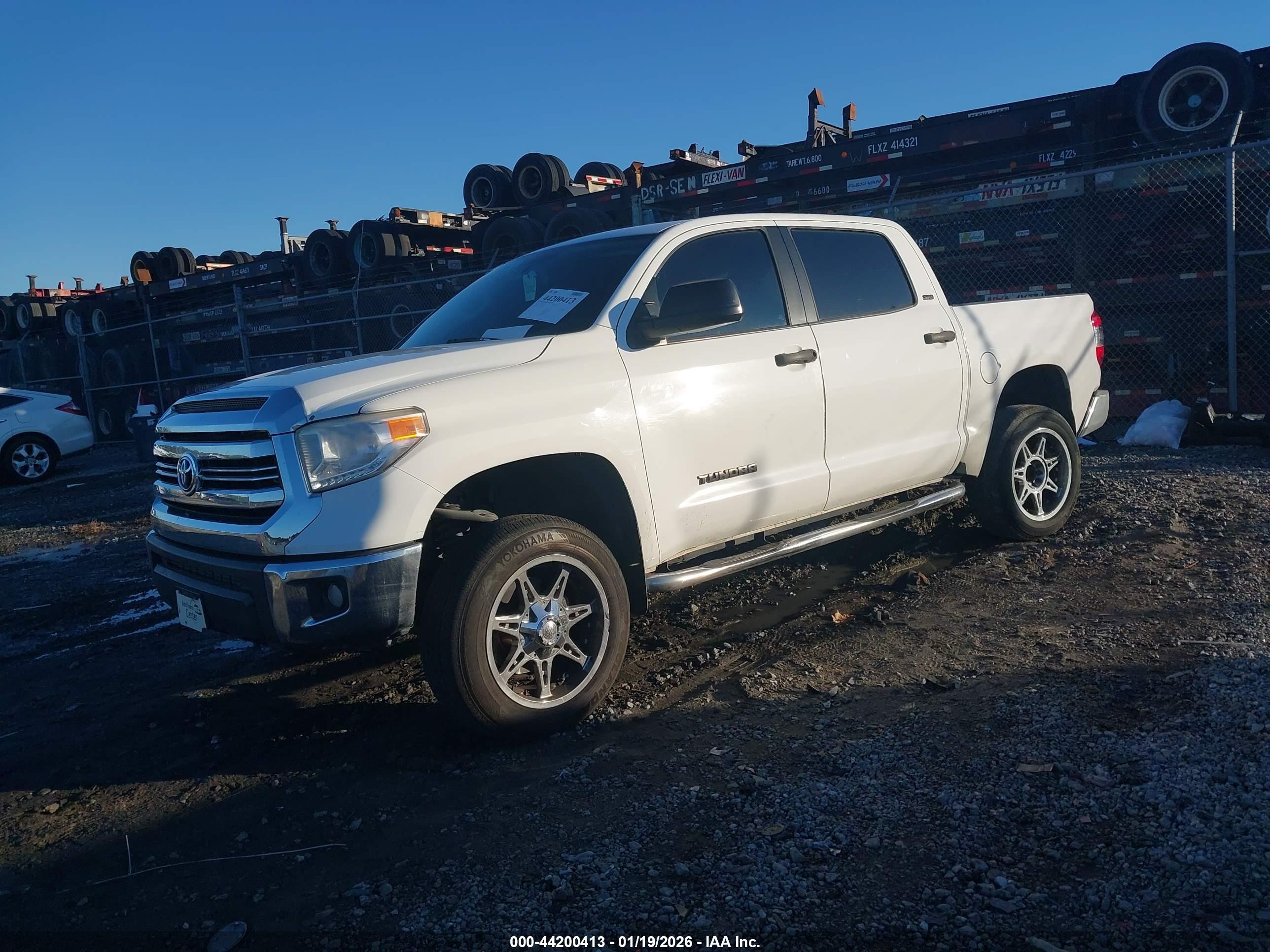 2017 Toyota Tundra Sr5 5.7l V8 White vin: 5TFDW5F17HX590827