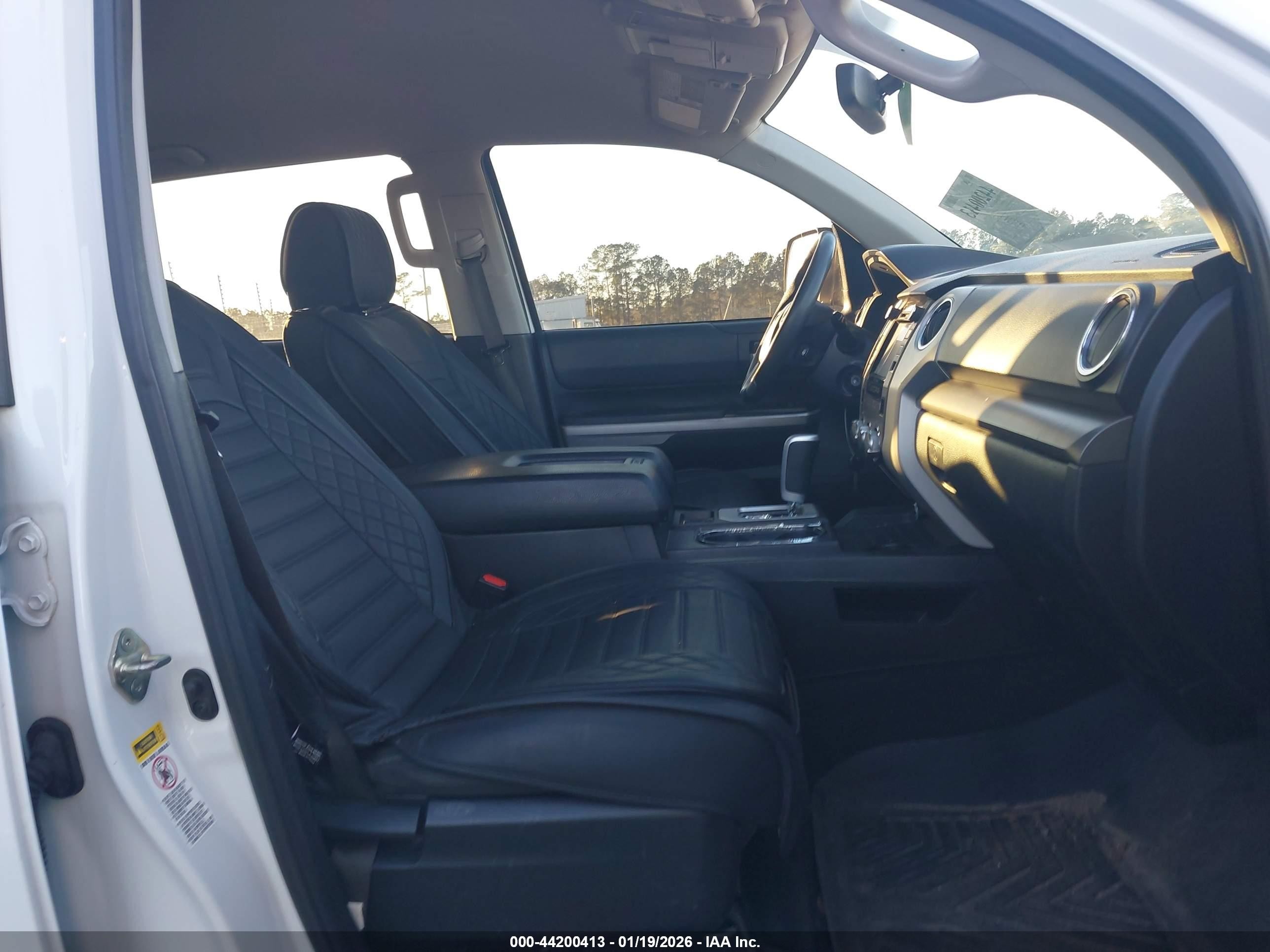 2017 Toyota Tundra Sr5 5.7l V8 White vin: 5TFDW5F17HX590827