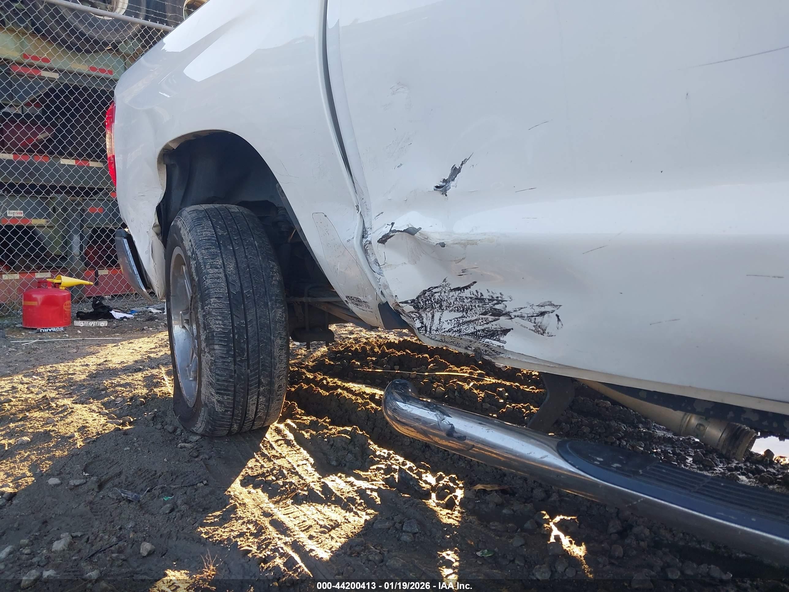 2017 Toyota Tundra Sr5 5.7l V8 White vin: 5TFDW5F17HX590827