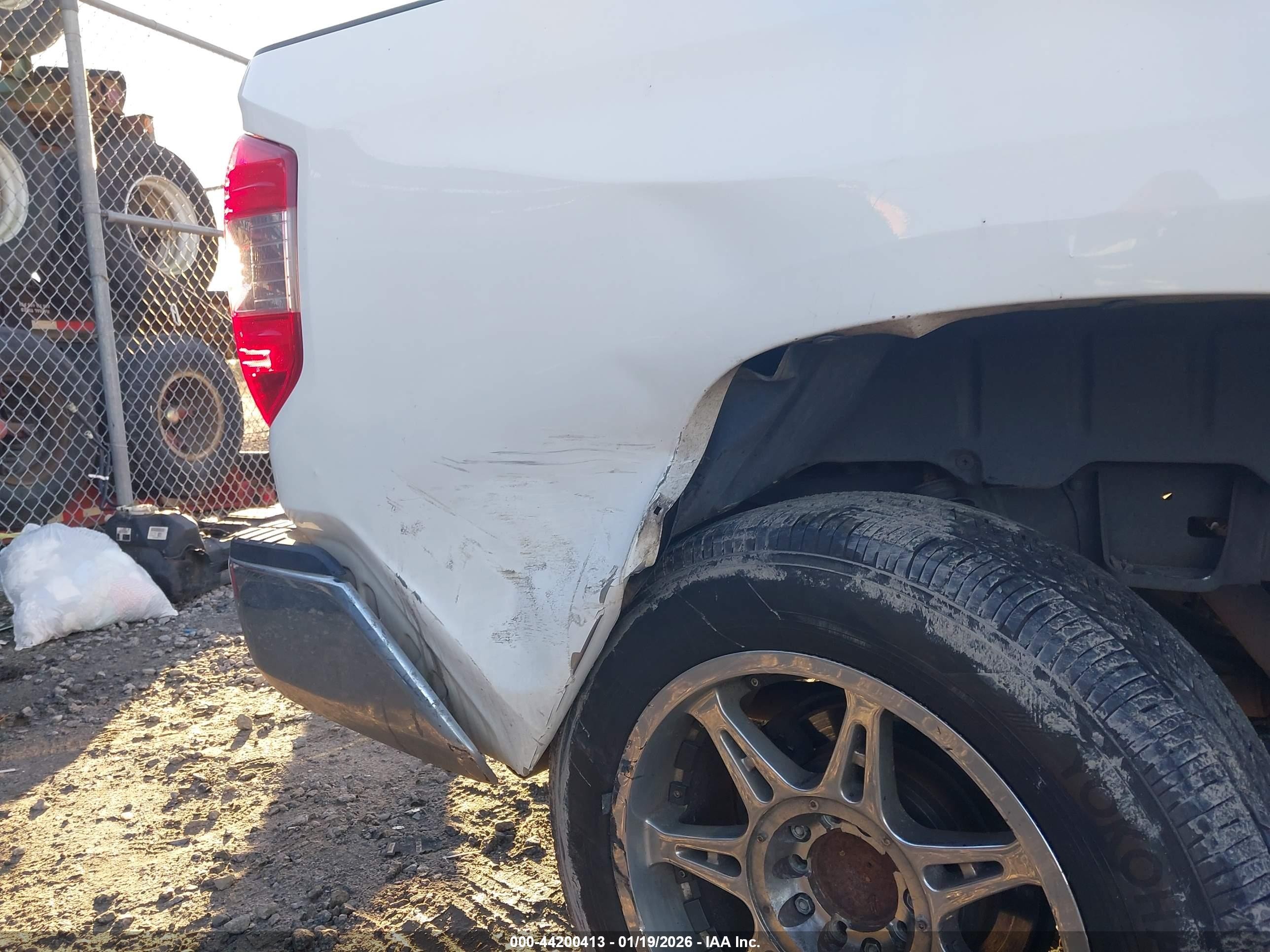 2017 Toyota Tundra Sr5 5.7l V8 White vin: 5TFDW5F17HX590827
