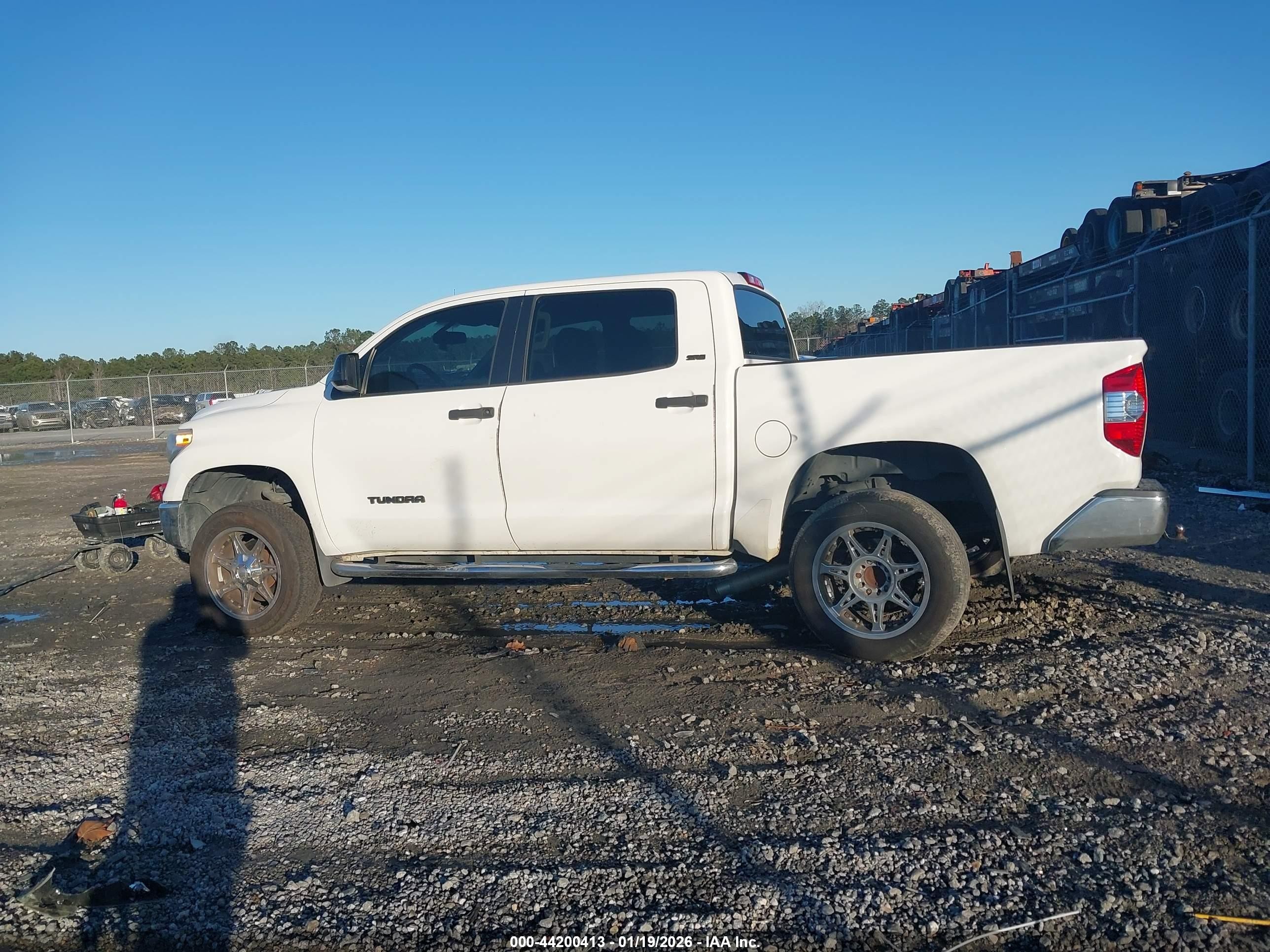 2017 Toyota Tundra Sr5 5.7l V8 White vin: 5TFDW5F17HX590827
