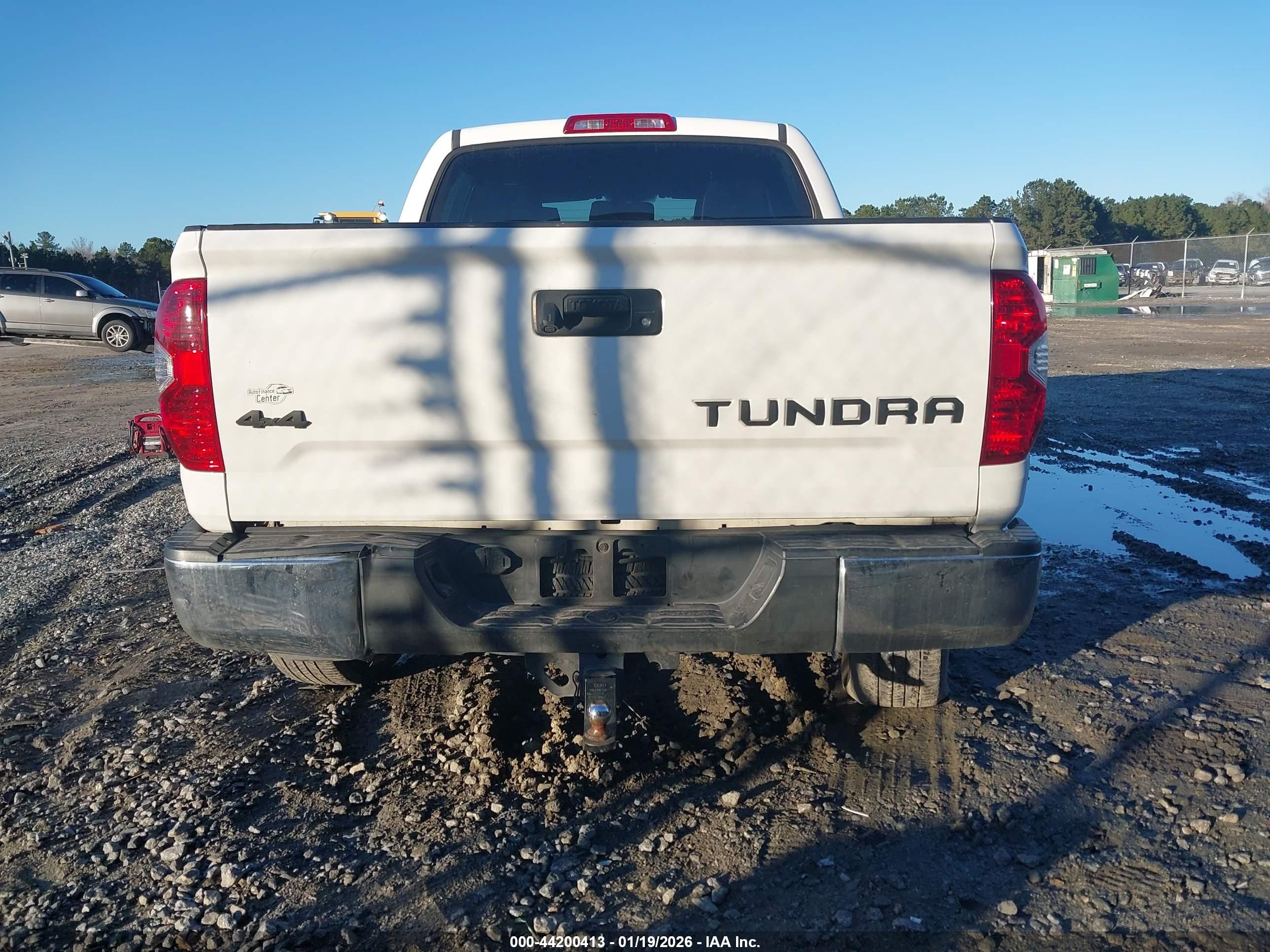 2017 Toyota Tundra Sr5 5.7l V8 White vin: 5TFDW5F17HX590827