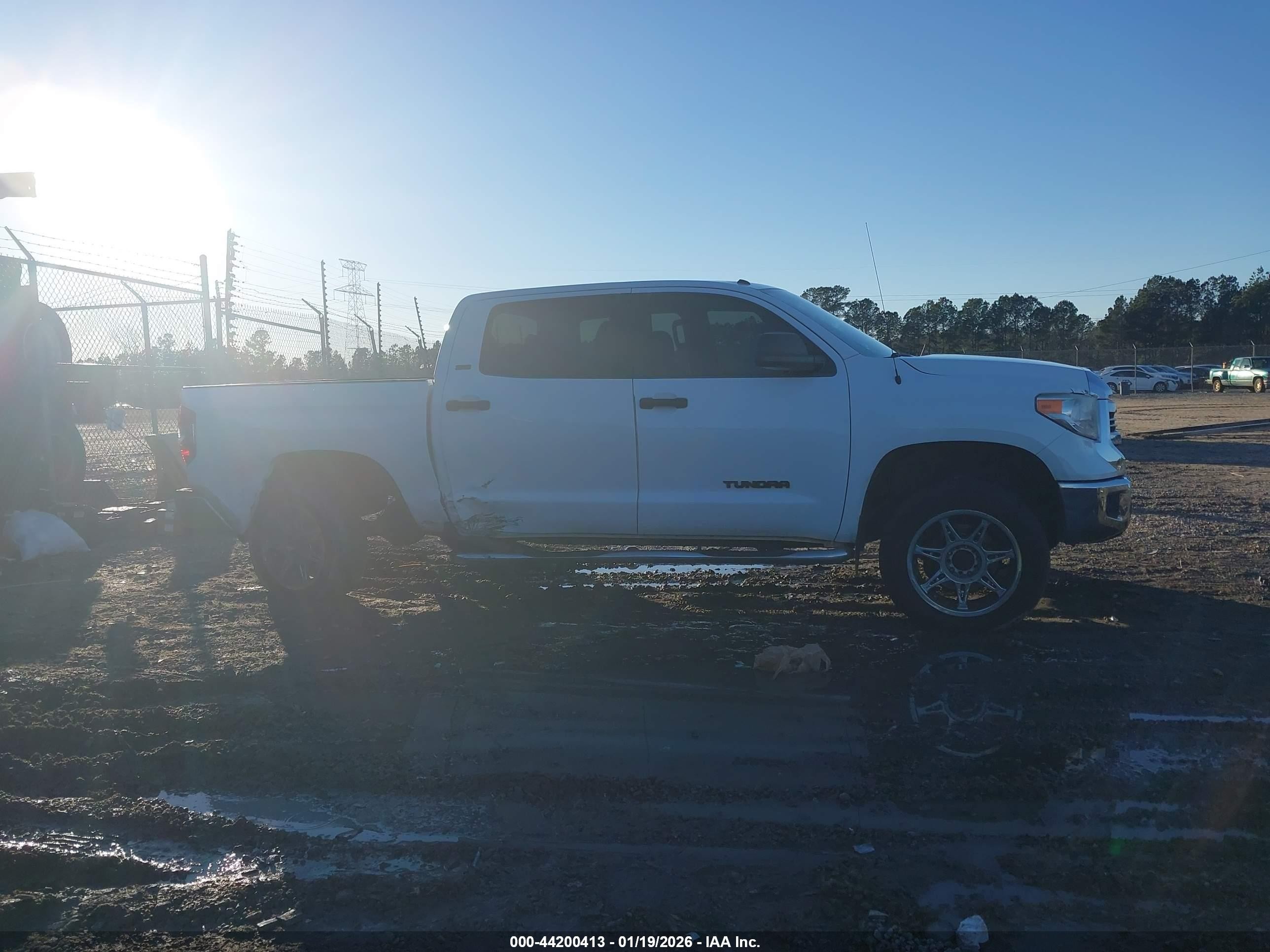2017 Toyota Tundra Sr5 5.7l V8 White vin: 5TFDW5F17HX590827