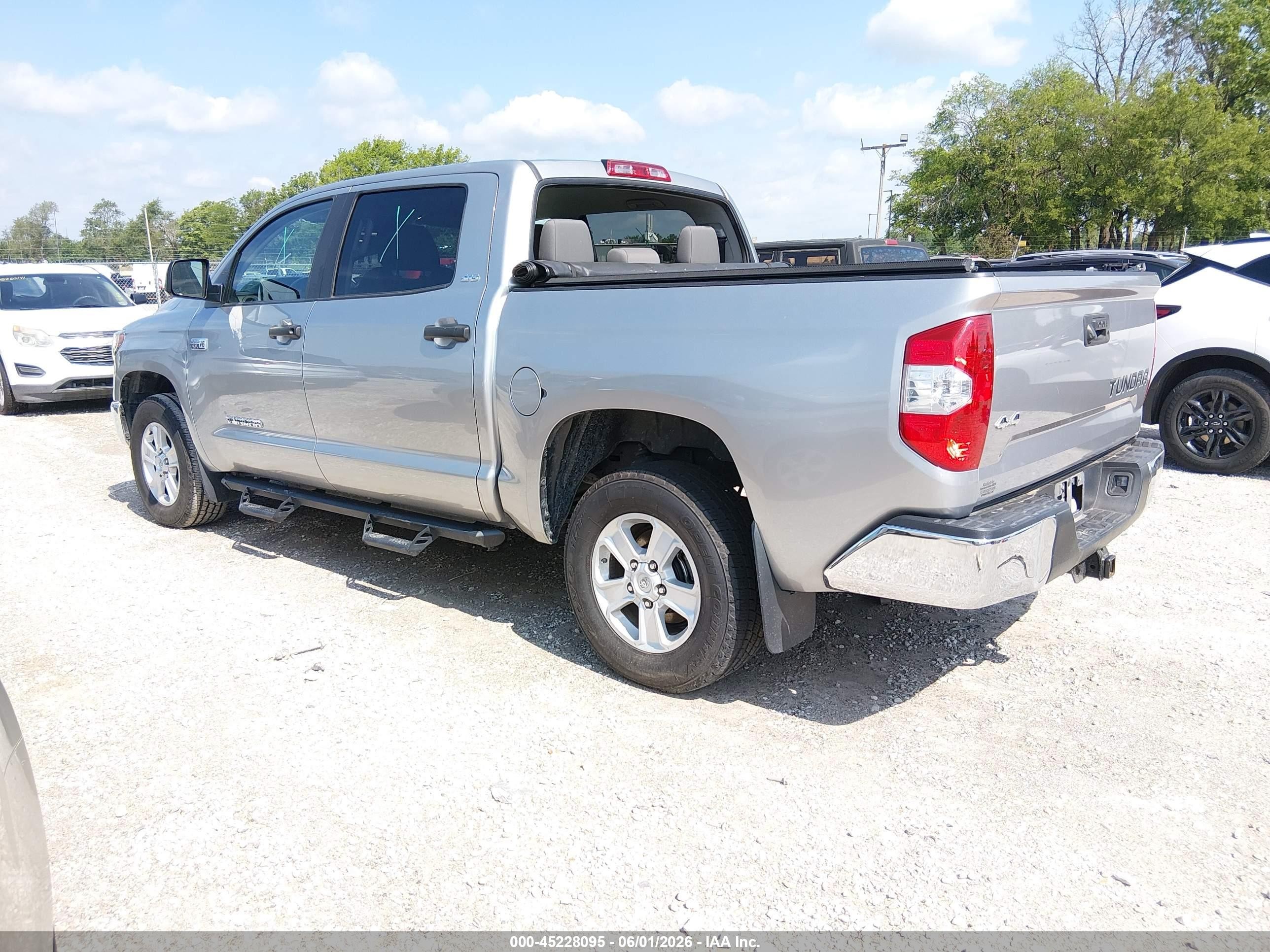 2019 Toyota Tundra Sr5 5.7l V8 Серебряный vin: 5TFDW5F17KX852739