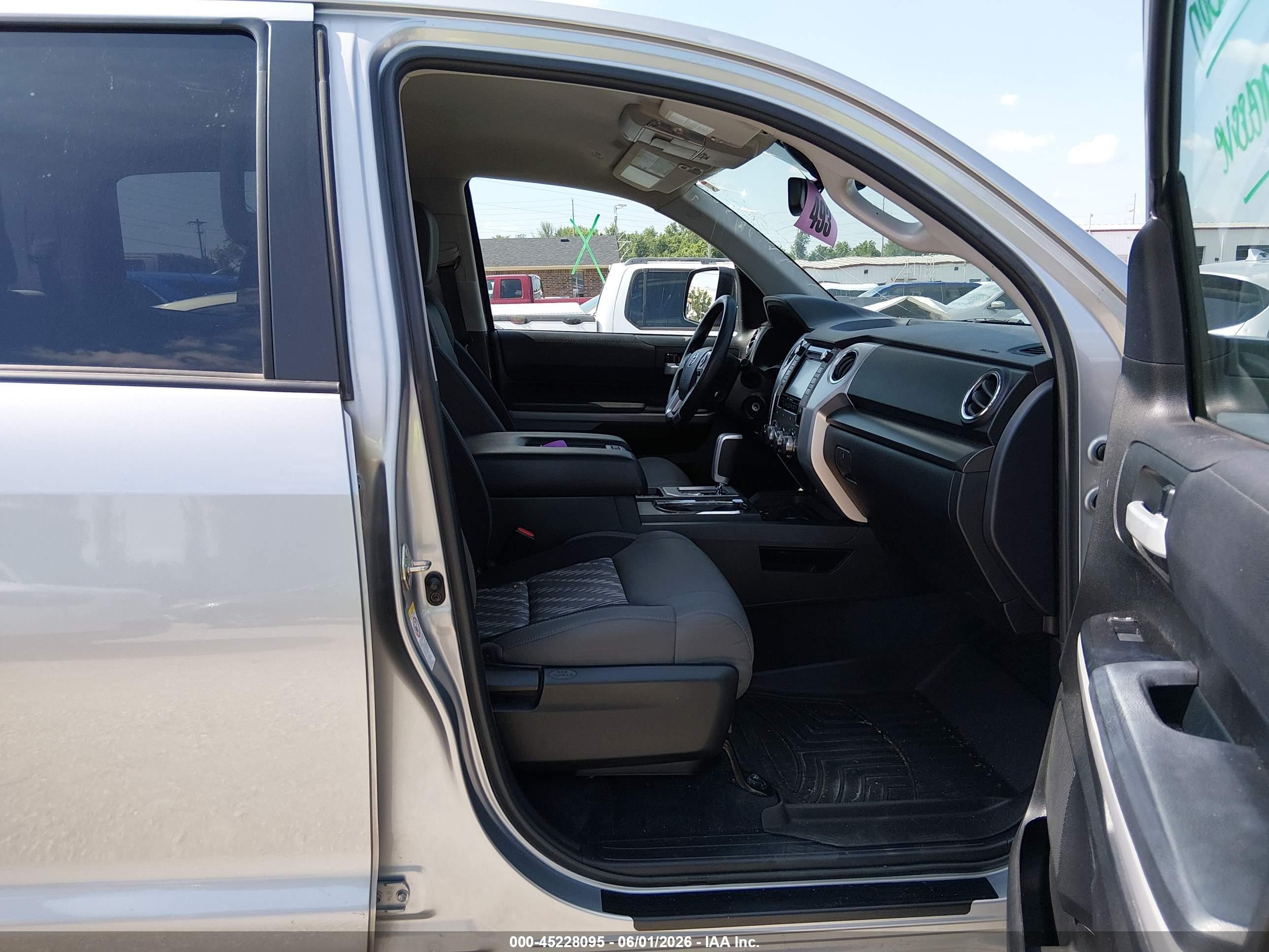 2019 Toyota Tundra Sr5 5.7l V8 Серебряный vin: 5TFDW5F17KX852739