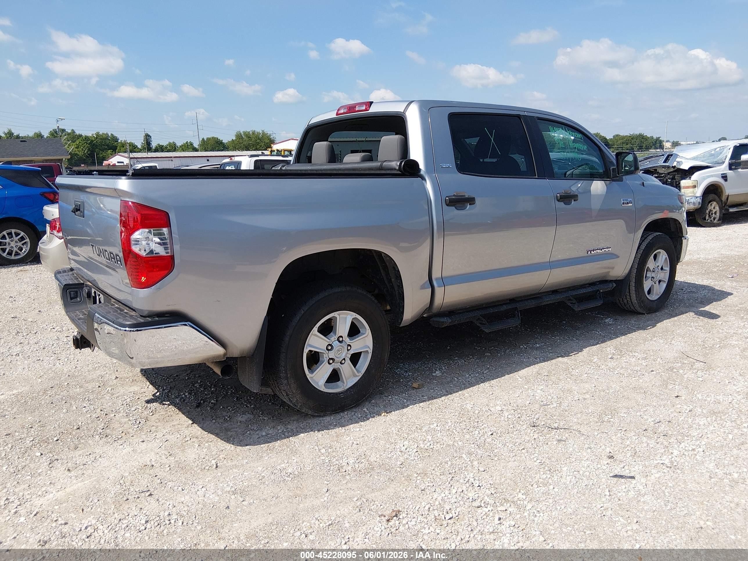 2019 Toyota Tundra Sr5 5.7l V8 Серебряный vin: 5TFDW5F17KX852739