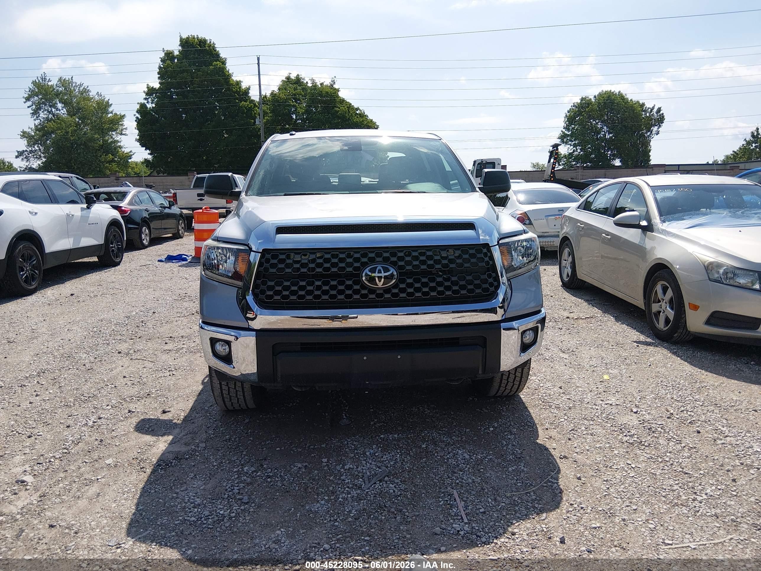 2019 Toyota Tundra Sr5 5.7l V8 Серебряный vin: 5TFDW5F17KX852739
