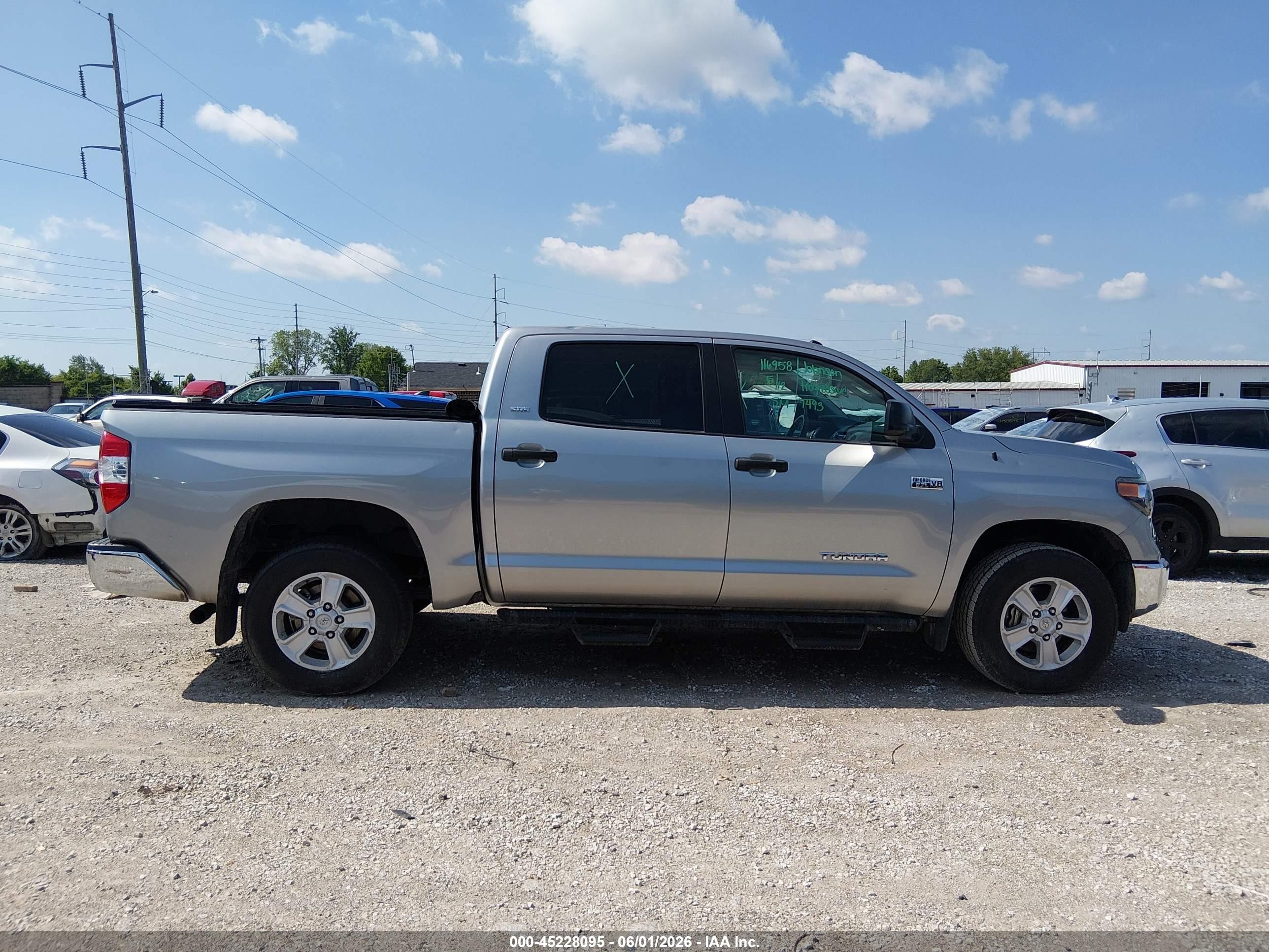 2019 Toyota Tundra Sr5 5.7l V8 Серебряный vin: 5TFDW5F17KX852739