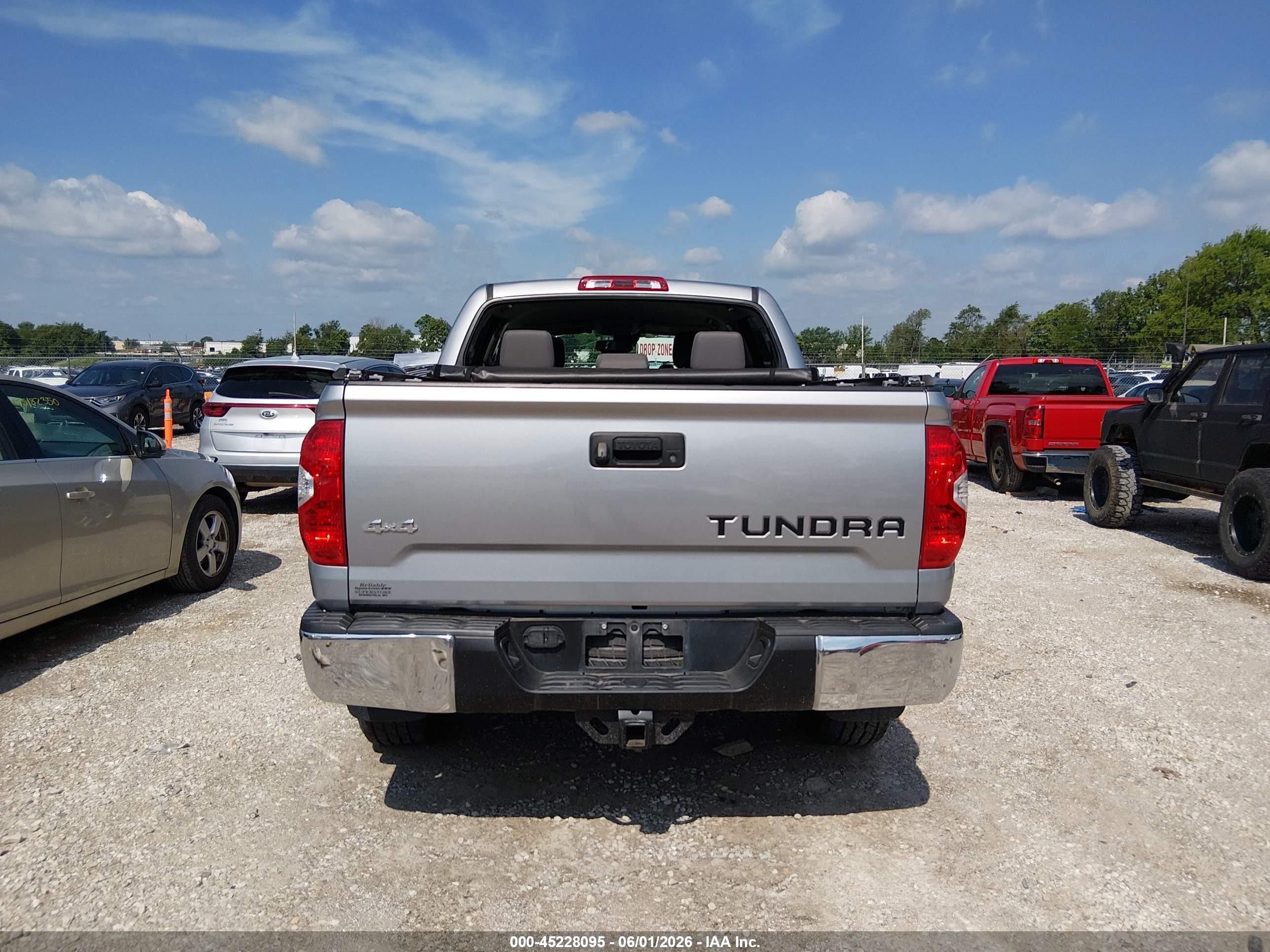 2019 Toyota Tundra Sr5 5.7l V8 Серебряный vin: 5TFDW5F17KX852739
