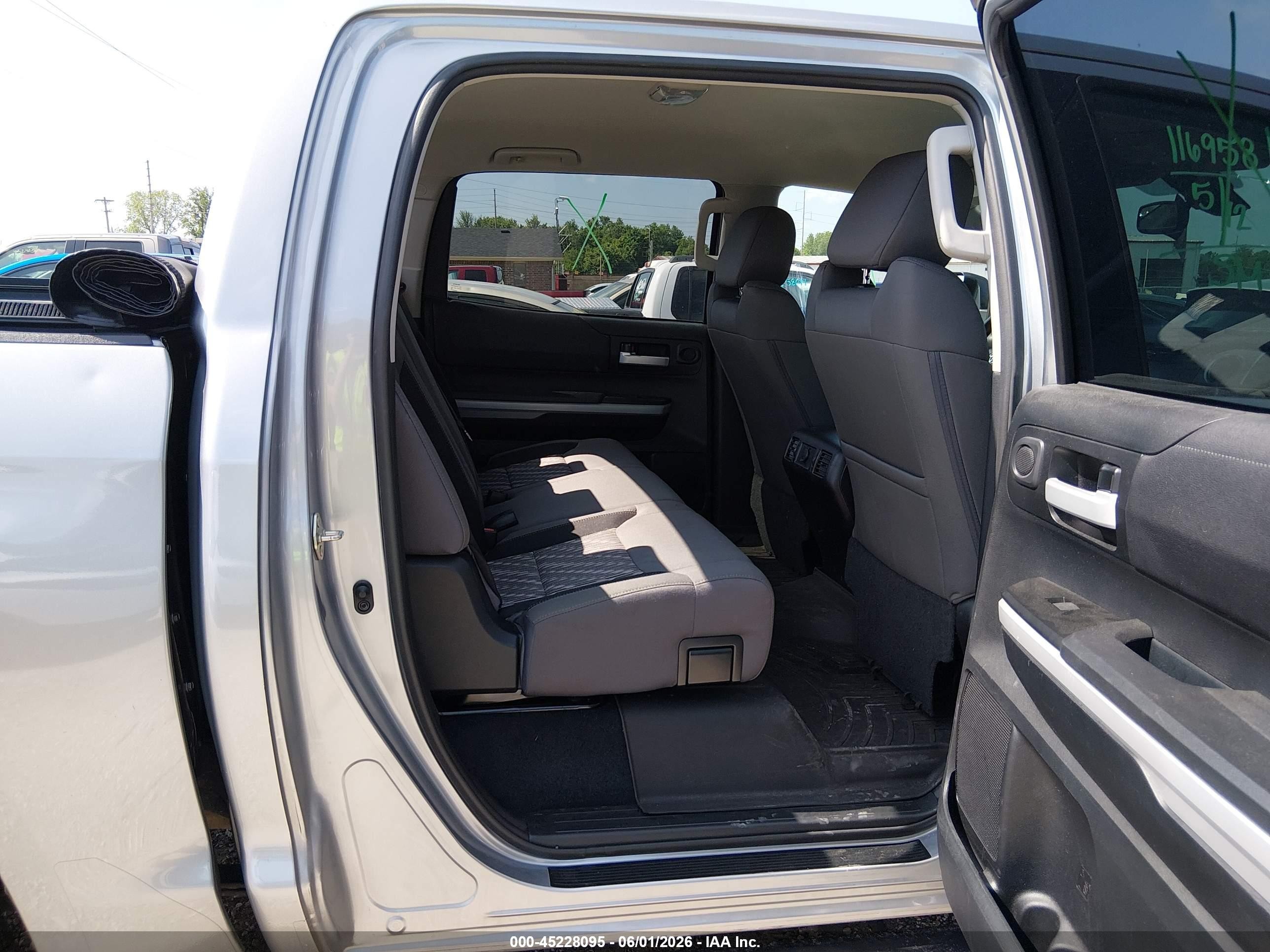 2019 Toyota Tundra Sr5 5.7l V8 Серебряный vin: 5TFDW5F17KX852739