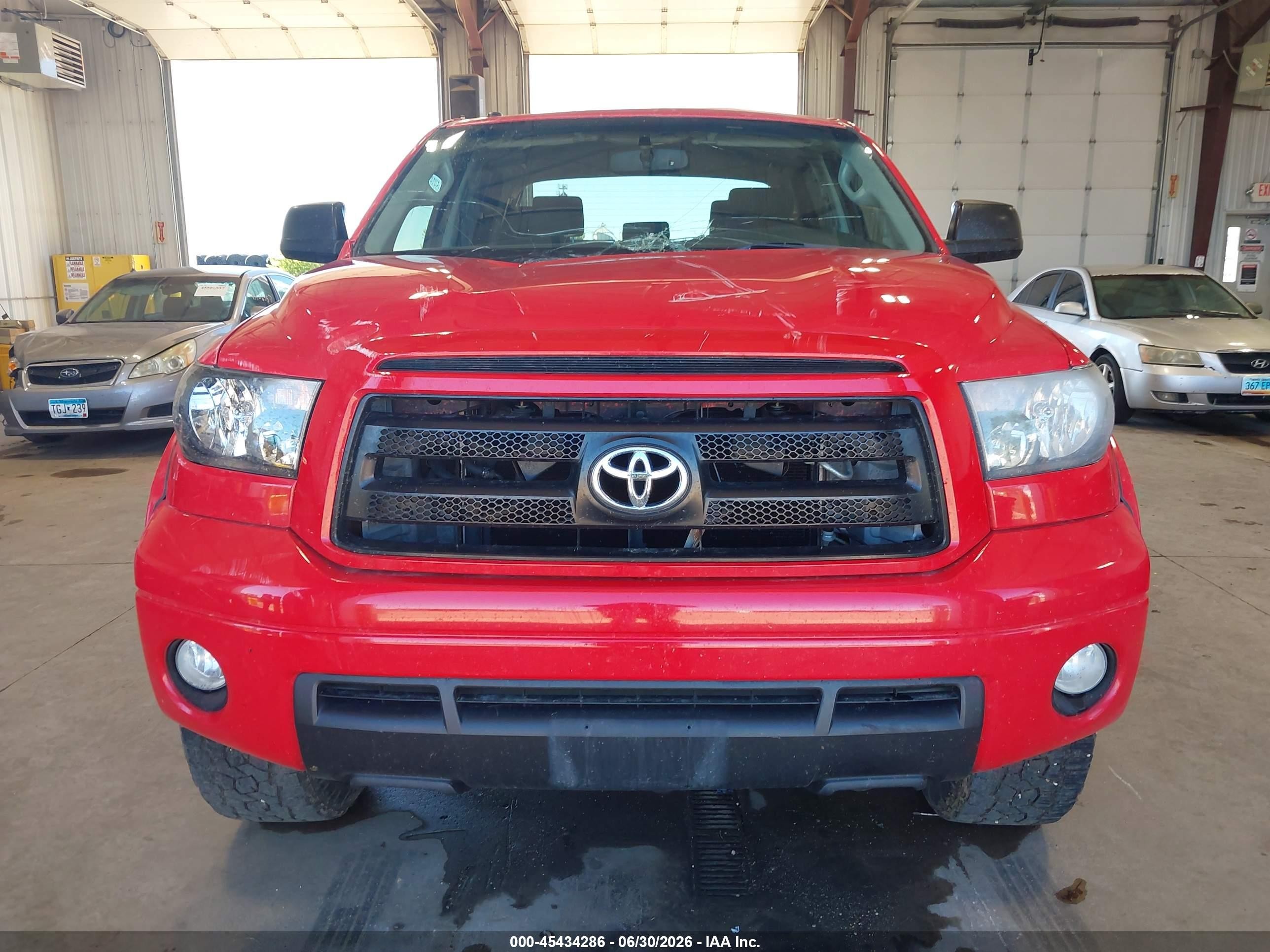 2013 Toyota Tundra Grade 5.7l V8 Red vin: 5TFDW5F18DX289851
