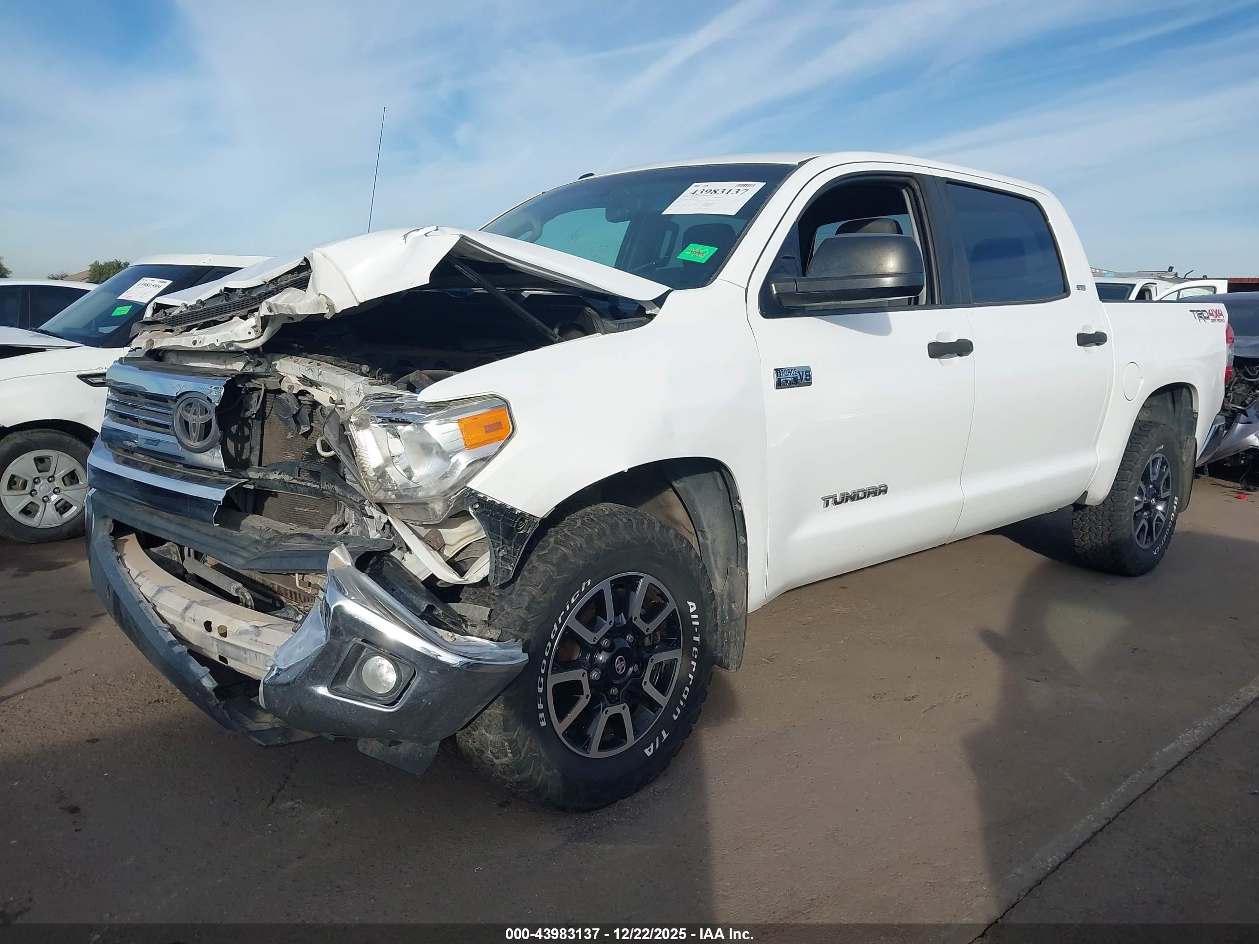 2015 Toyota Tundra Sr5 5.7l V8 Белый vin: 5TFDW5F18FX436270